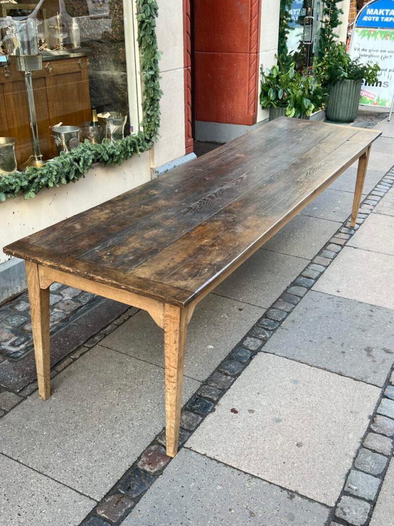 Belle table de salle à manger rustique du sud de la France, qui dégage une magnifique nuance plus sombre et une ambiance française.

Datant de la fin des années 1890-1900, cette pièce présente un design simple et solide de qualité, avec un large