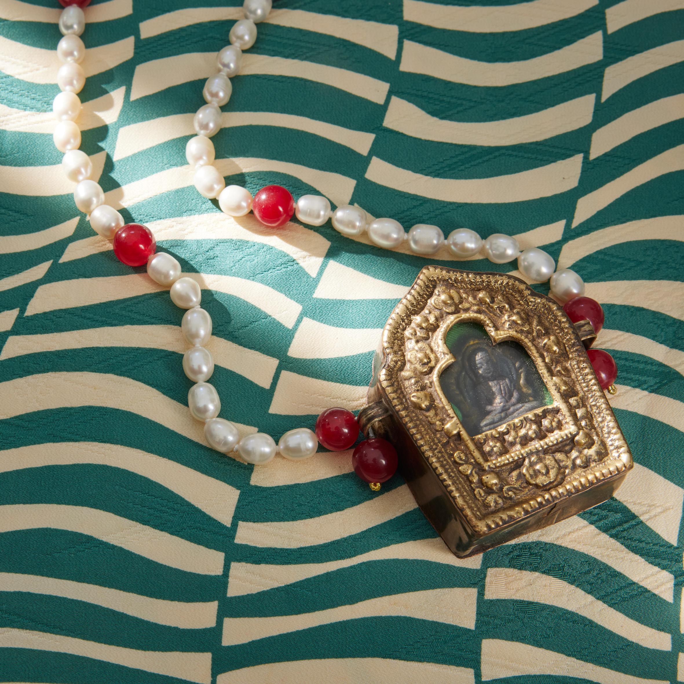 antikes echtes indisches Mandala montiert in einer schönen langen Perlenkette mit Karneol Länge 75 cm.
Alle Giulia Colussi Jewelry sind neu und wurden noch nie getragen. Jeder Artikel wird in unseren Boxen als Geschenk verpackt und in einem