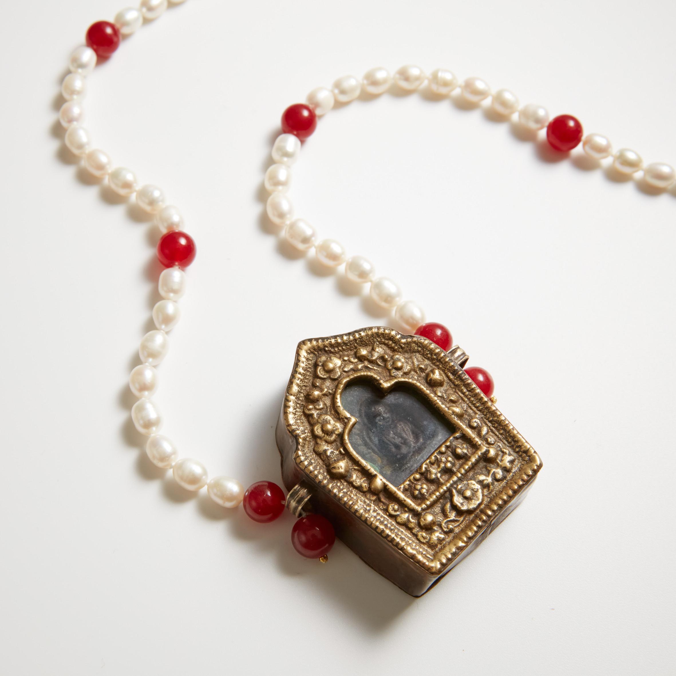 Lange Anntique  Mandala mit Perlen und Cornelian für Damen oder Herren im Angebot