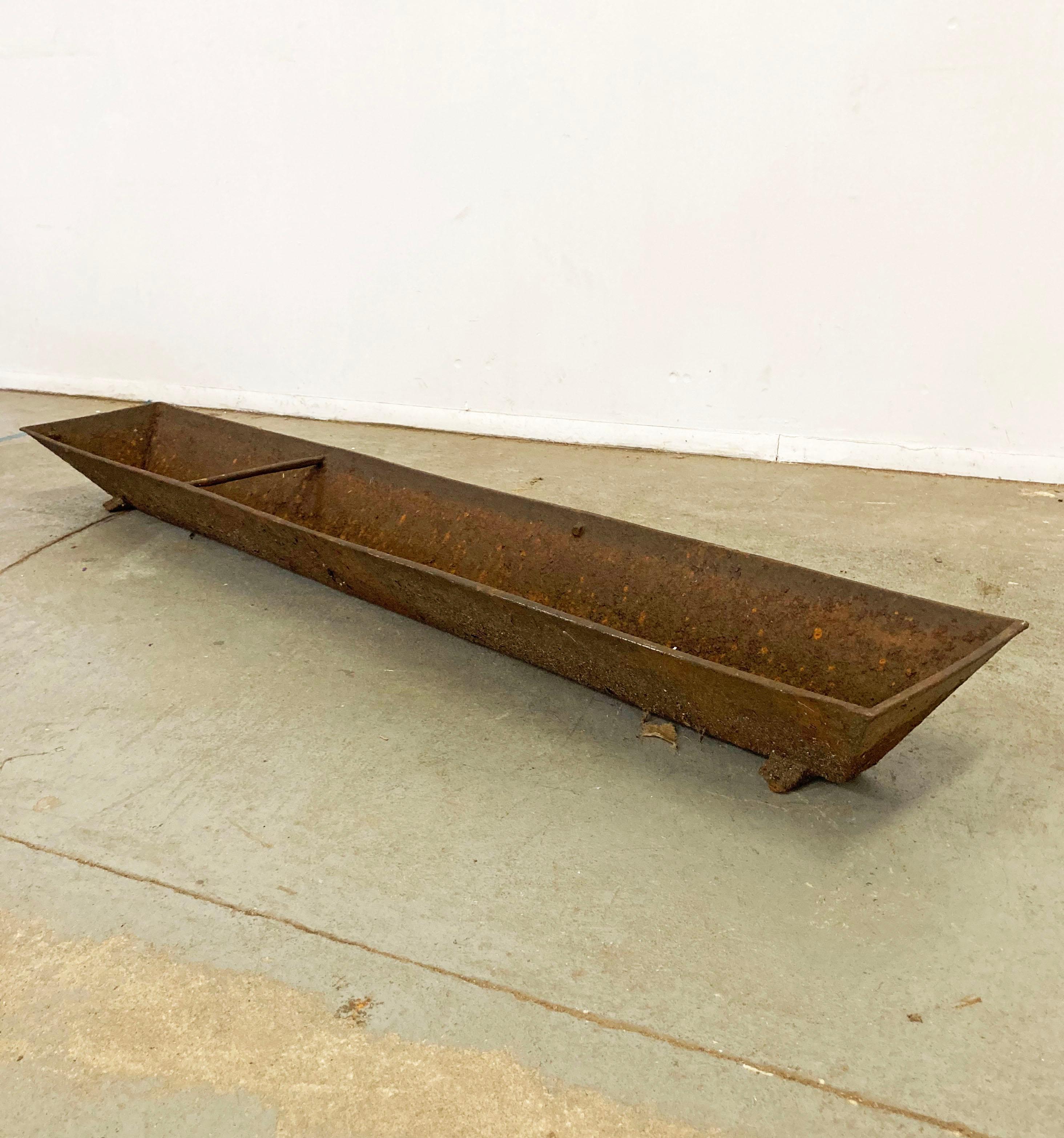Offered is an antique cast iron feeding trough. Has feet and a middle bar. Considering its age, this piece is in decent condition but shows obvious age wear, including rusting and chips. It is not signed. It is 73