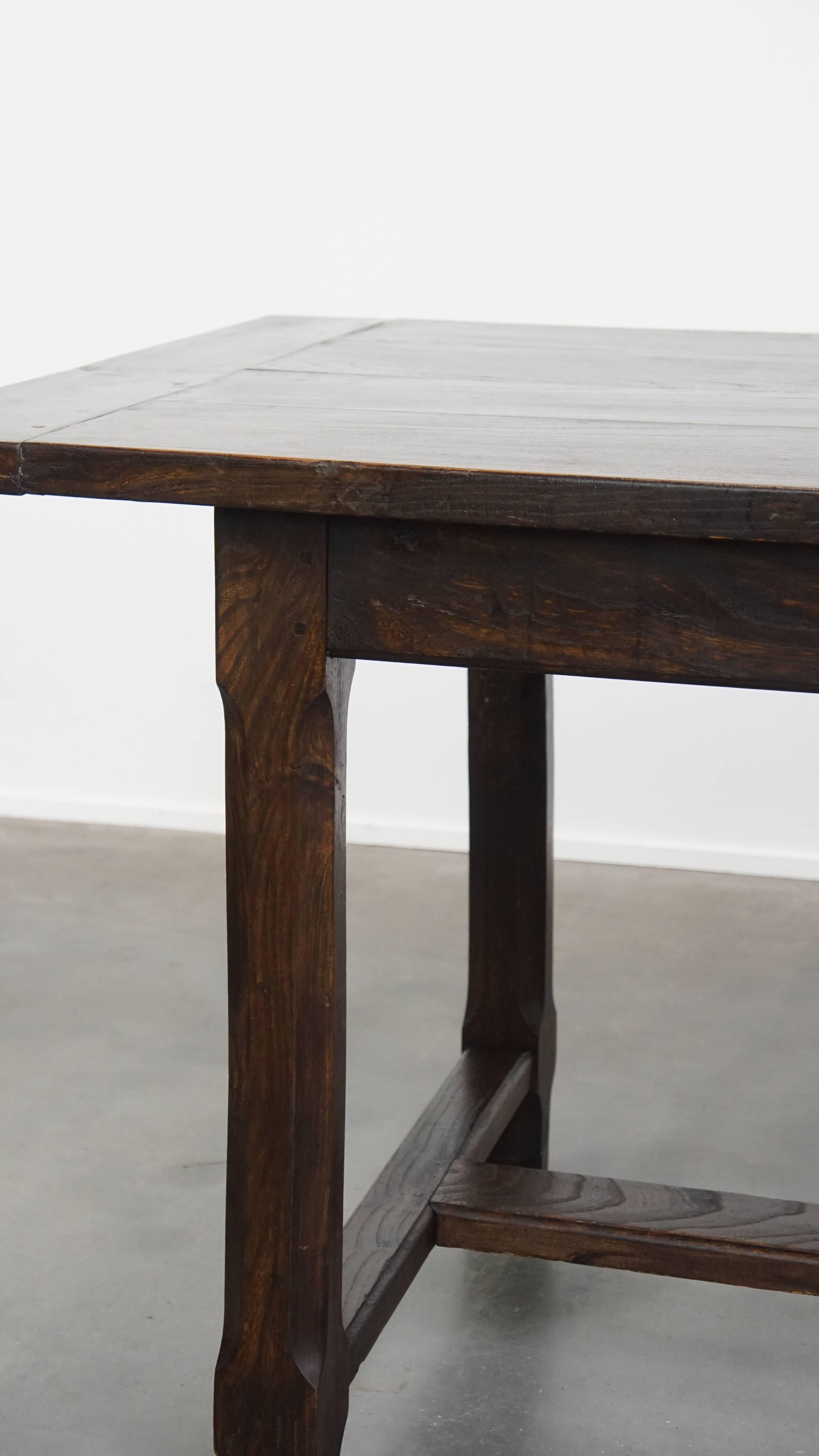 Longue table de salle à manger ancienne en orme anglais du début du 19e siècle en vente 3
