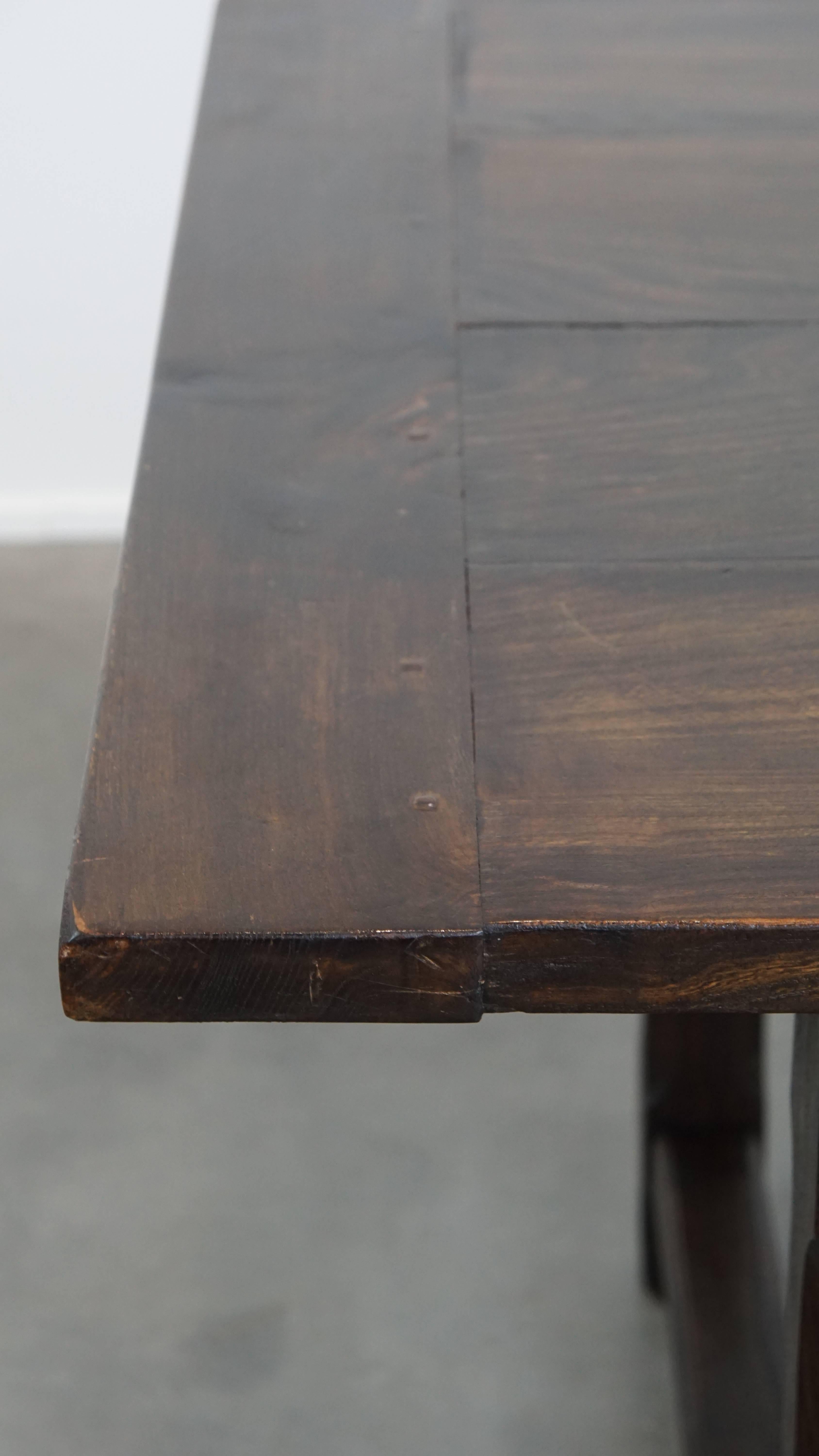 Longue table de salle à manger ancienne en orme anglais du début du 19e siècle en vente 4