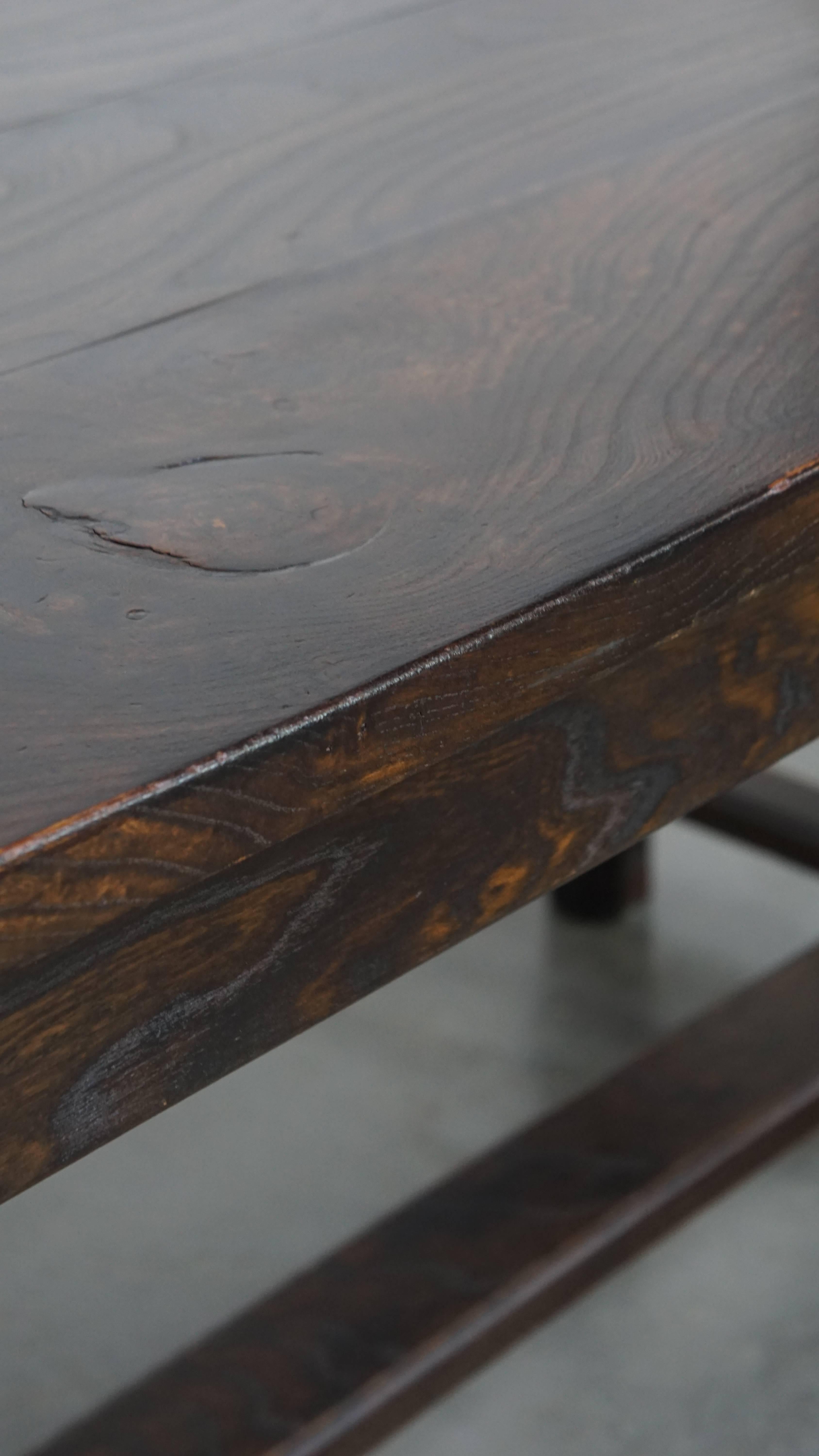 Longue table de salle à manger ancienne en orme anglais du début du 19e siècle en vente 6