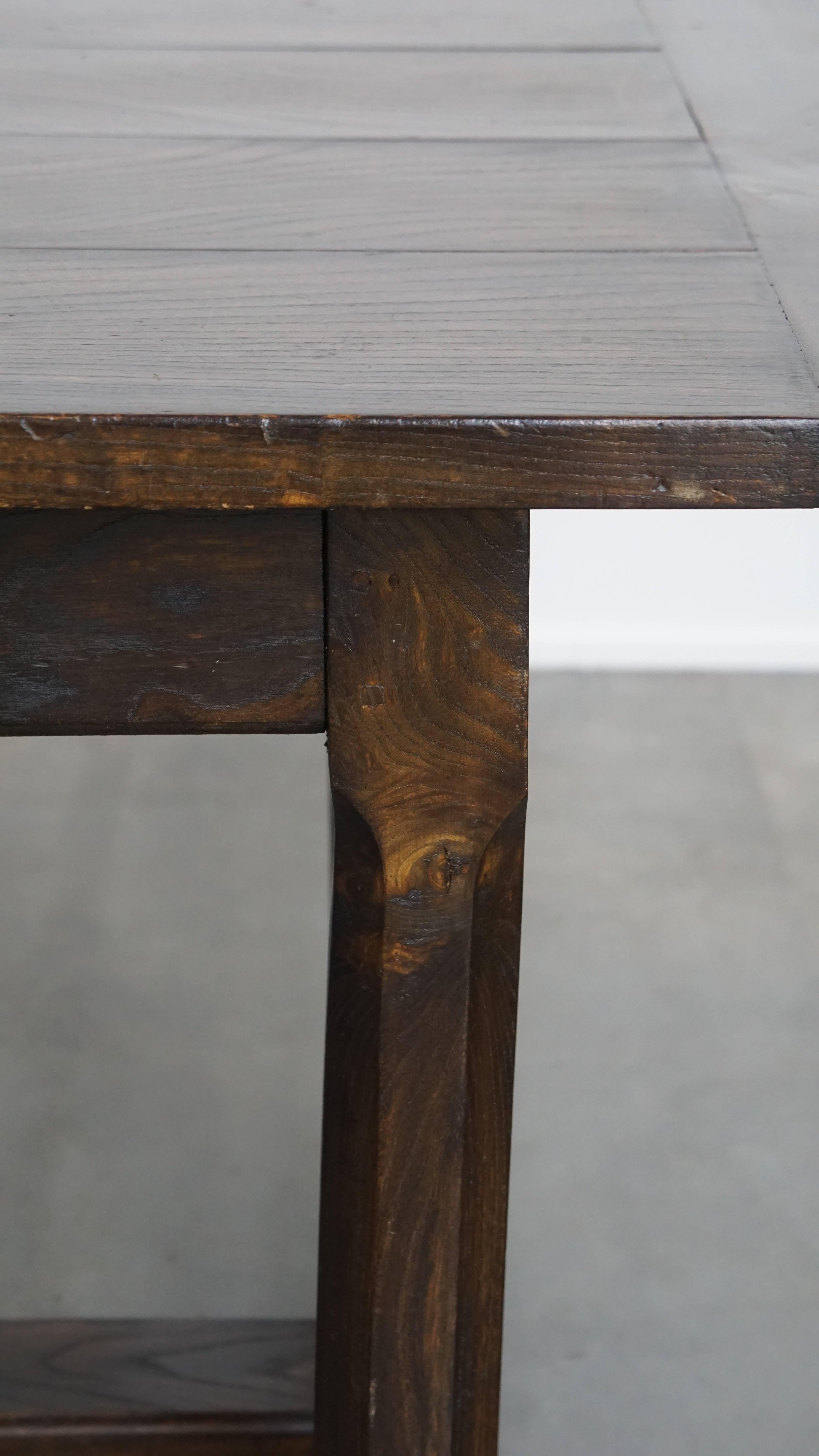 Longue table de salle à manger ancienne en orme anglais du début du 19e siècle en vente 8