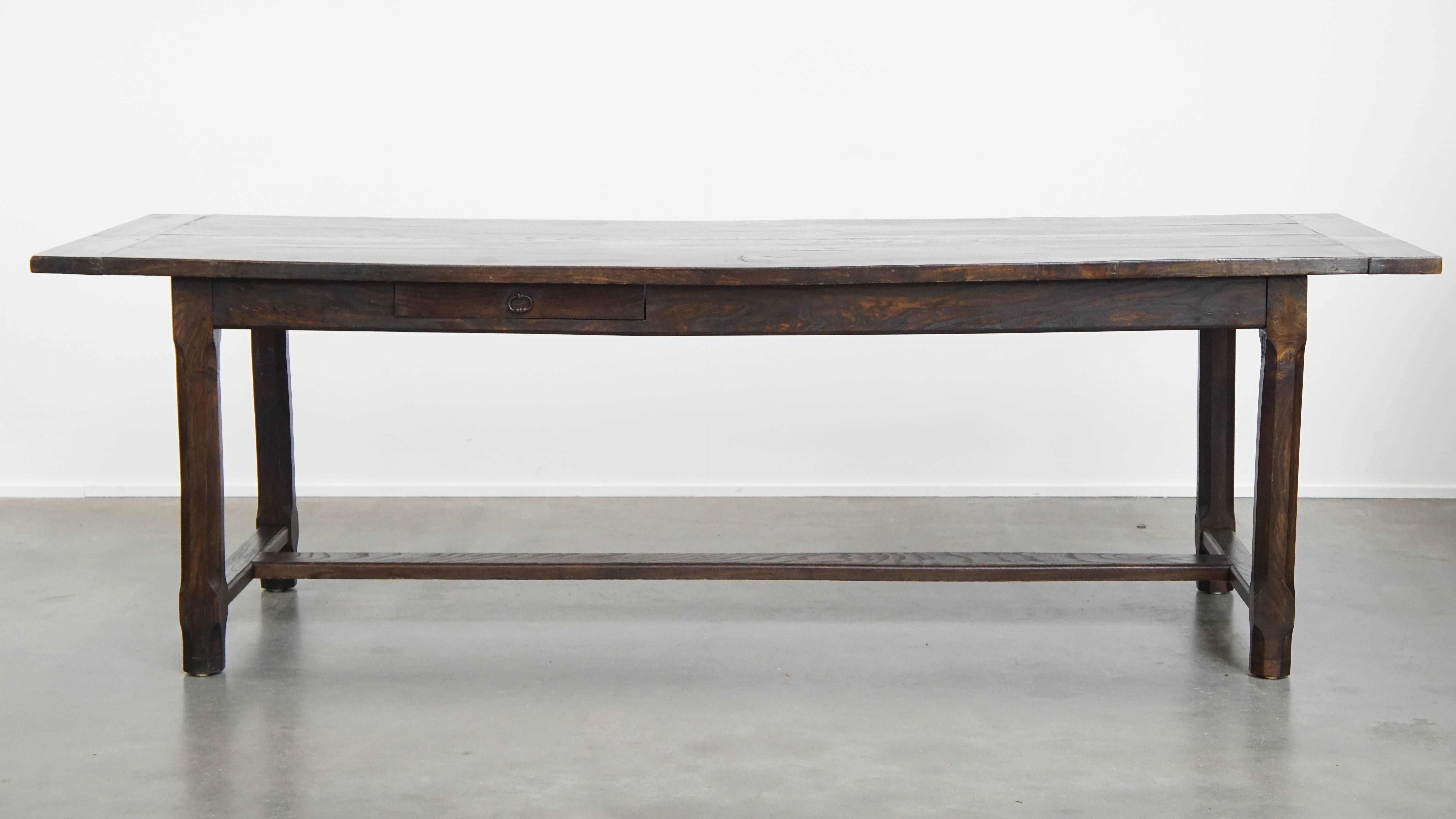 Nous vous proposons cette magnifique table de salle à manger / table de conférence en orme anglais du début du 19ème siècle.

Cette élégante longue table de salle à manger anglaise ancienne du début du XIXe siècle est fabriquée en bois d'orme et