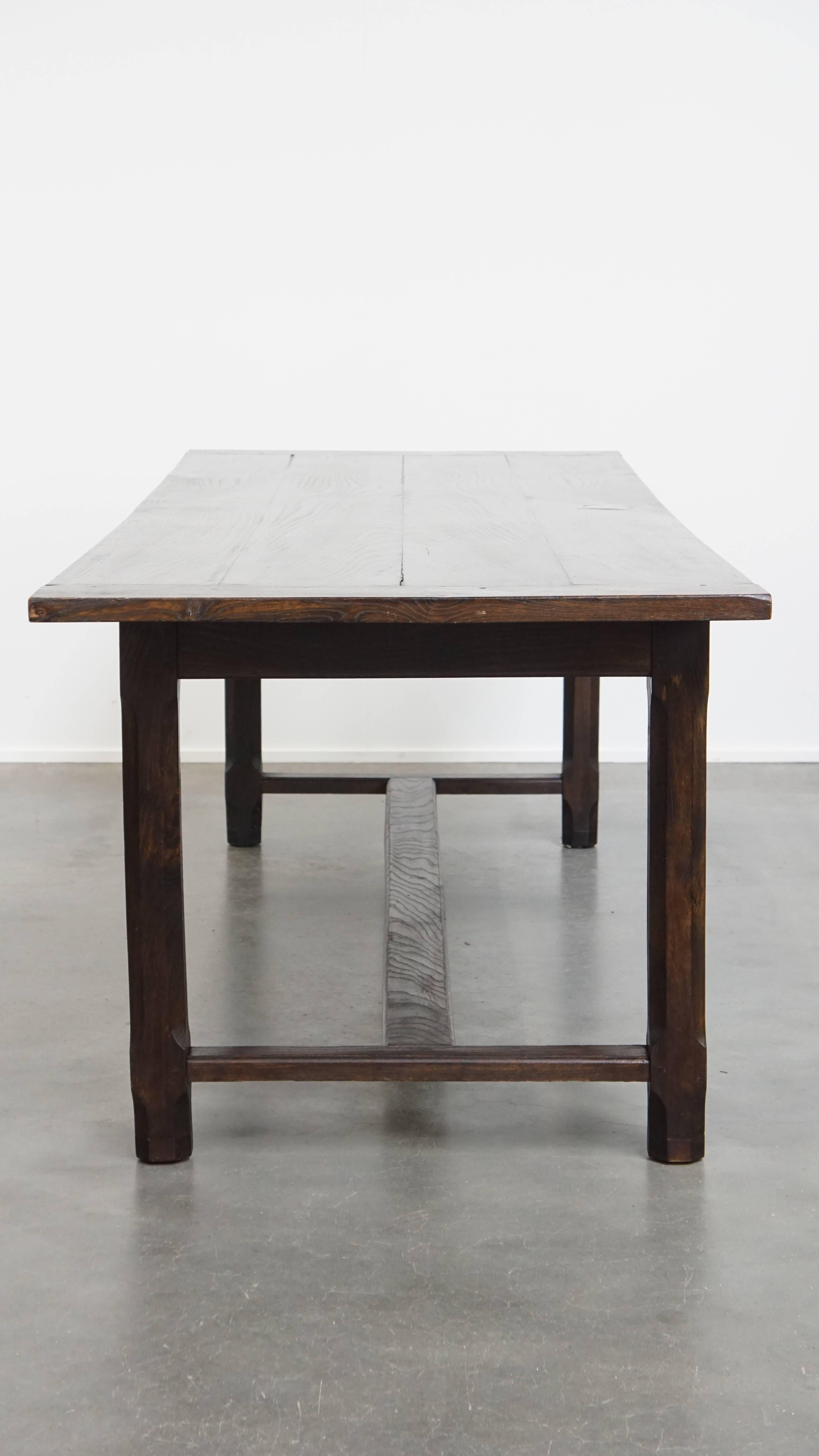 Romain classique Longue table de salle à manger ancienne en orme anglais du début du 19e siècle en vente