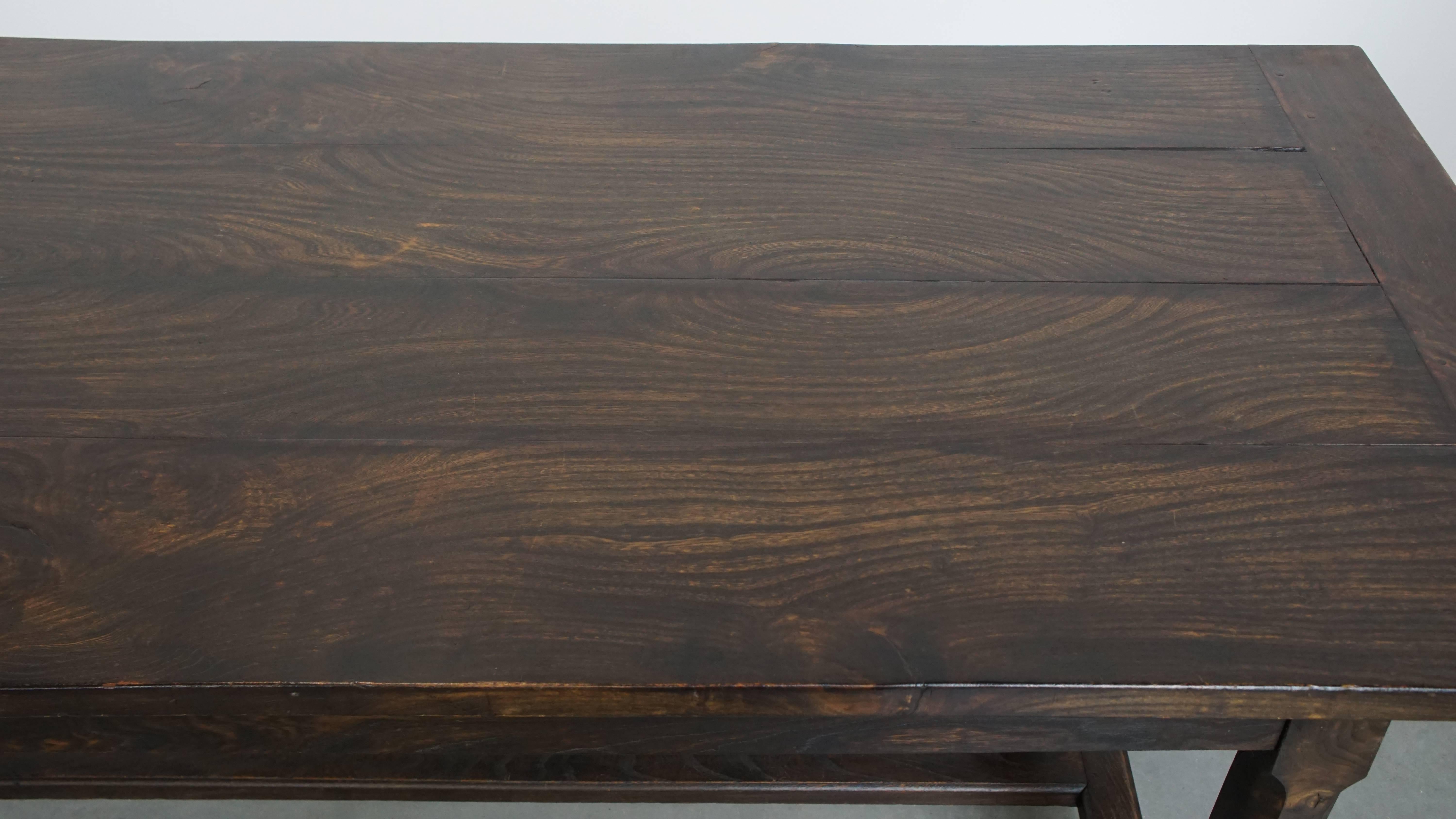 Longue table de salle à manger ancienne en orme anglais du début du 19e siècle en vente 1