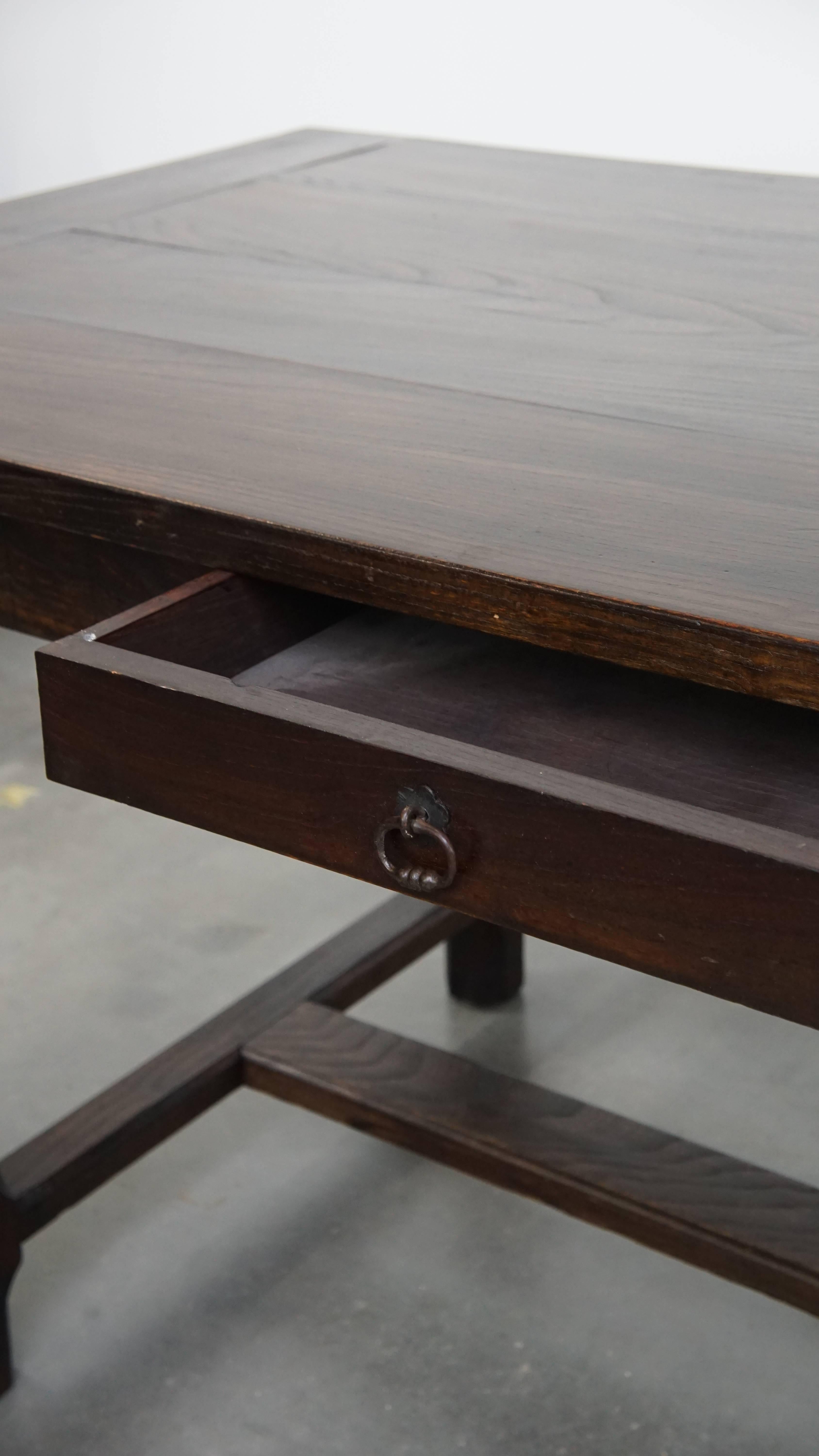 Longue table de salle à manger ancienne en orme anglais du début du 19e siècle en vente 2