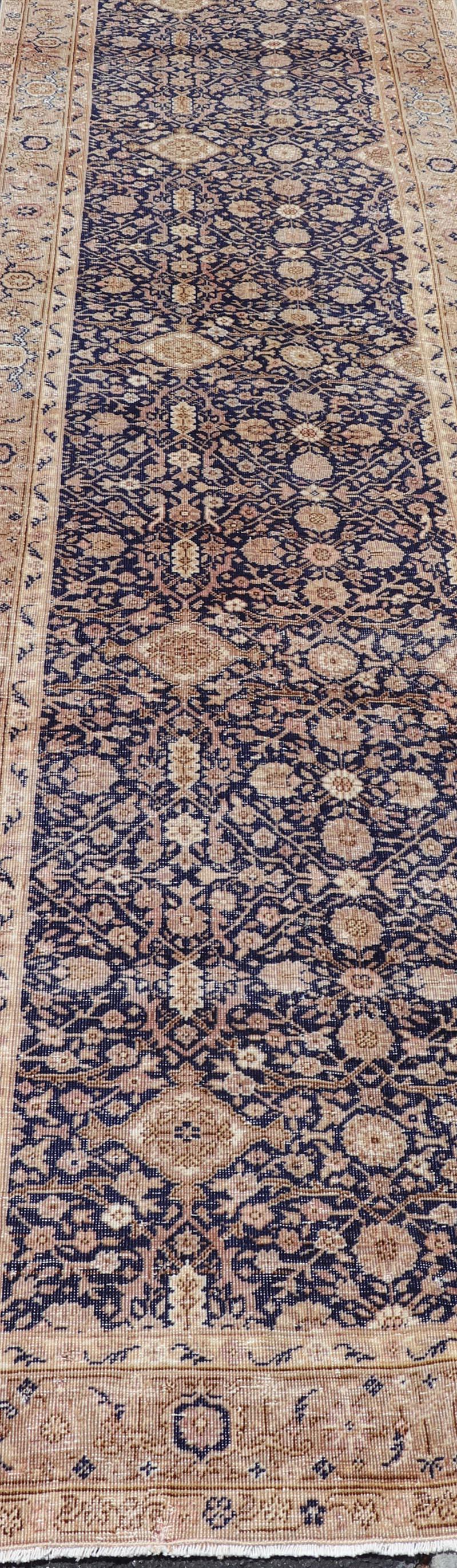 Langer antiker türkischer Sivas-Läufer mit blauem Hintergrund und erdigen Tönen (Oushak) im Angebot