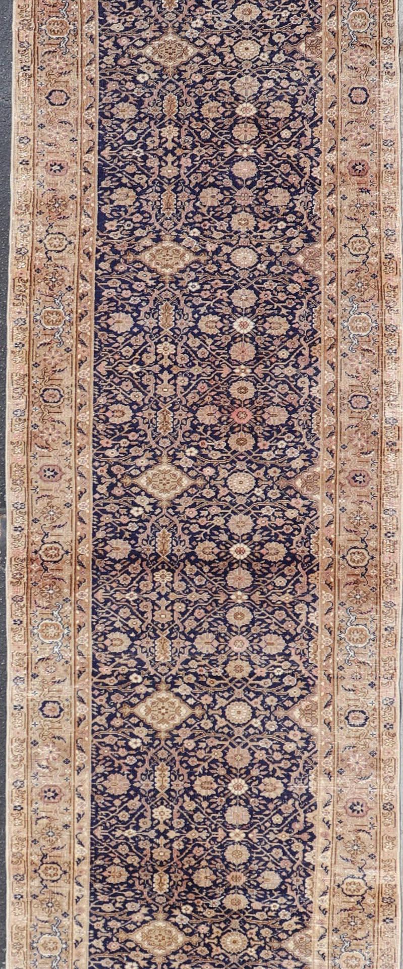 Langer antiker türkischer Sivas-Läufer mit blauem Hintergrund und erdigen Tönen (Handgeknüpft) im Angebot