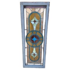 Langes antikes, geometrisch bemaltes Glasfenster mit Glasmalereien