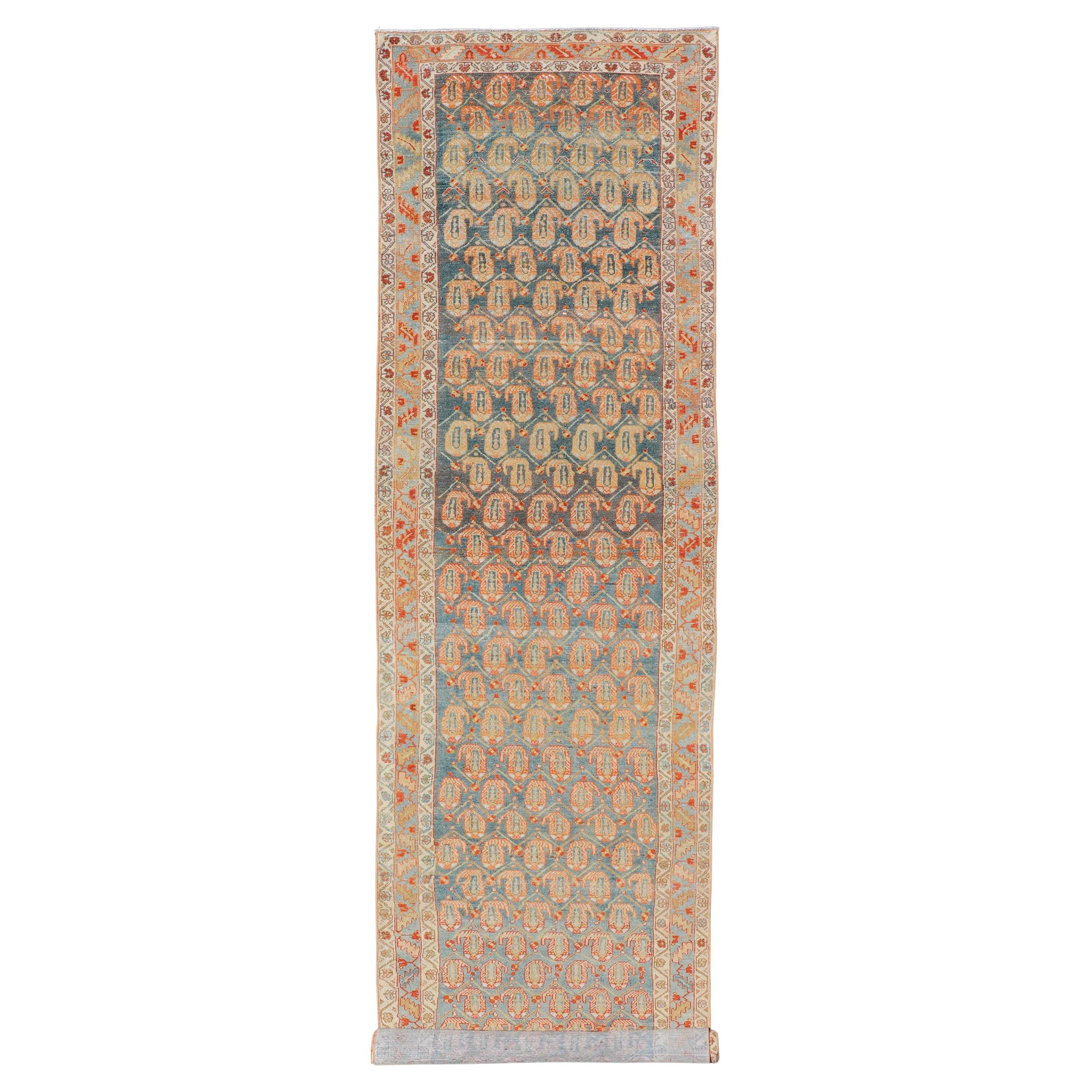 Long tapis de couloir persan Malayer ancien noué à la main en laine avec motif sur toute sa surface en vente