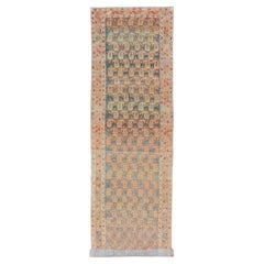 Long tapis de couloir persan Malayer ancien noué à la main en laine avec motif sur toute sa surface