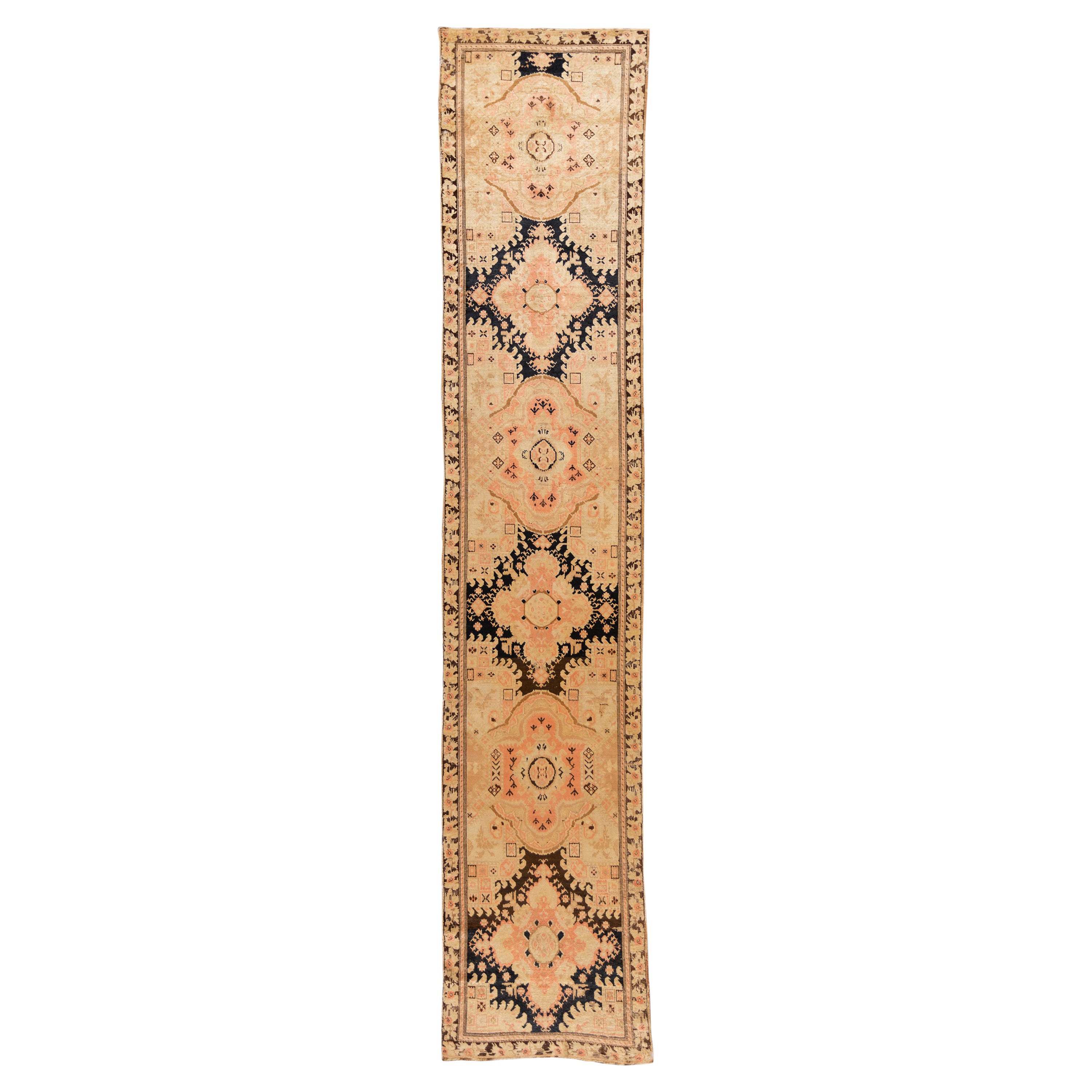 Langer antiker handgefertigter Karabakh-Läufer aus Wolle in Beige mit Medaillon-Design im Angebot