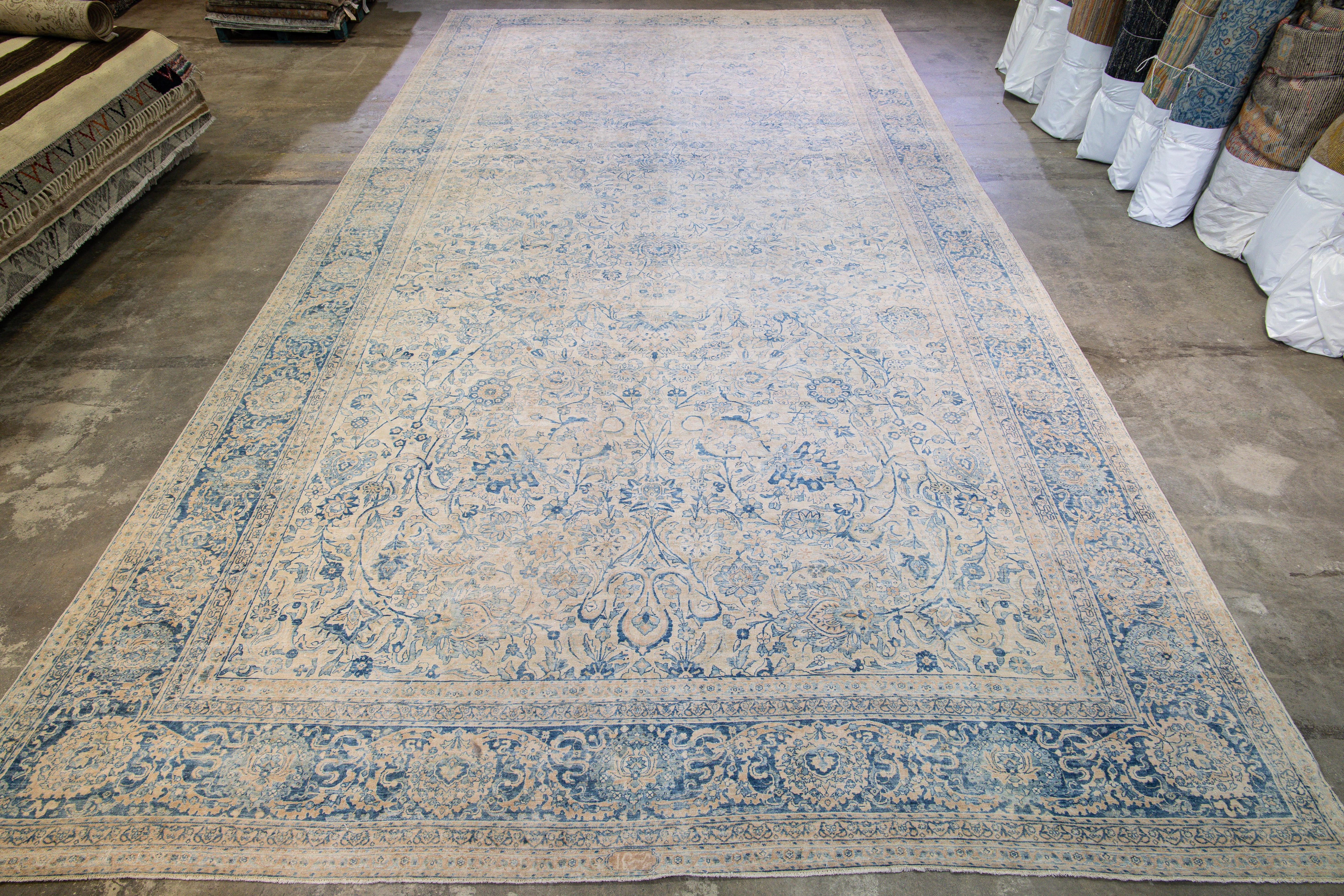 Tapis Kerman long et ancien en laine bleue et beige à motifs botaniques, fabriqué à la main en vente 2
