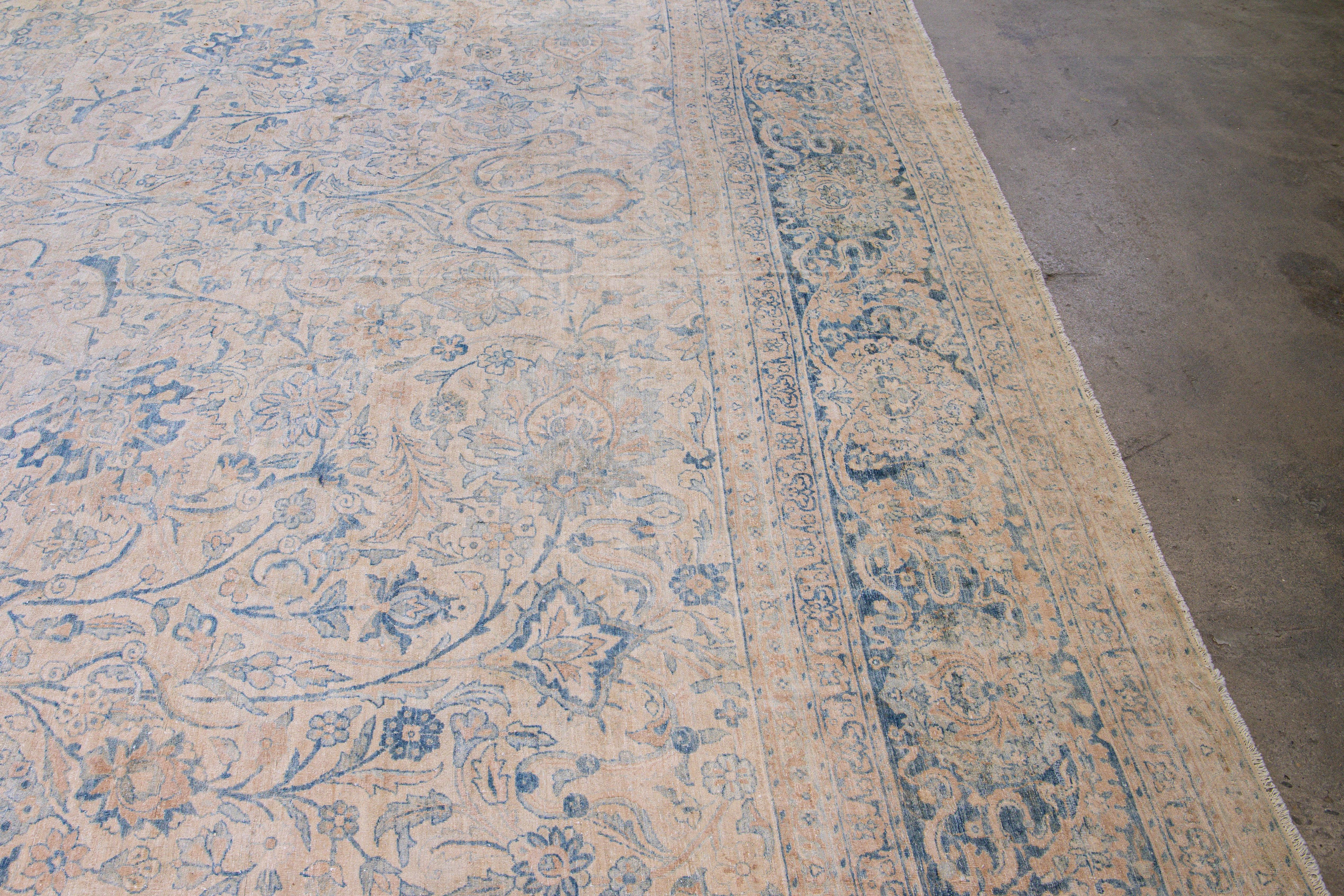 Tapis Kerman long et ancien en laine bleue et beige à motifs botaniques, fabriqué à la main en vente 5