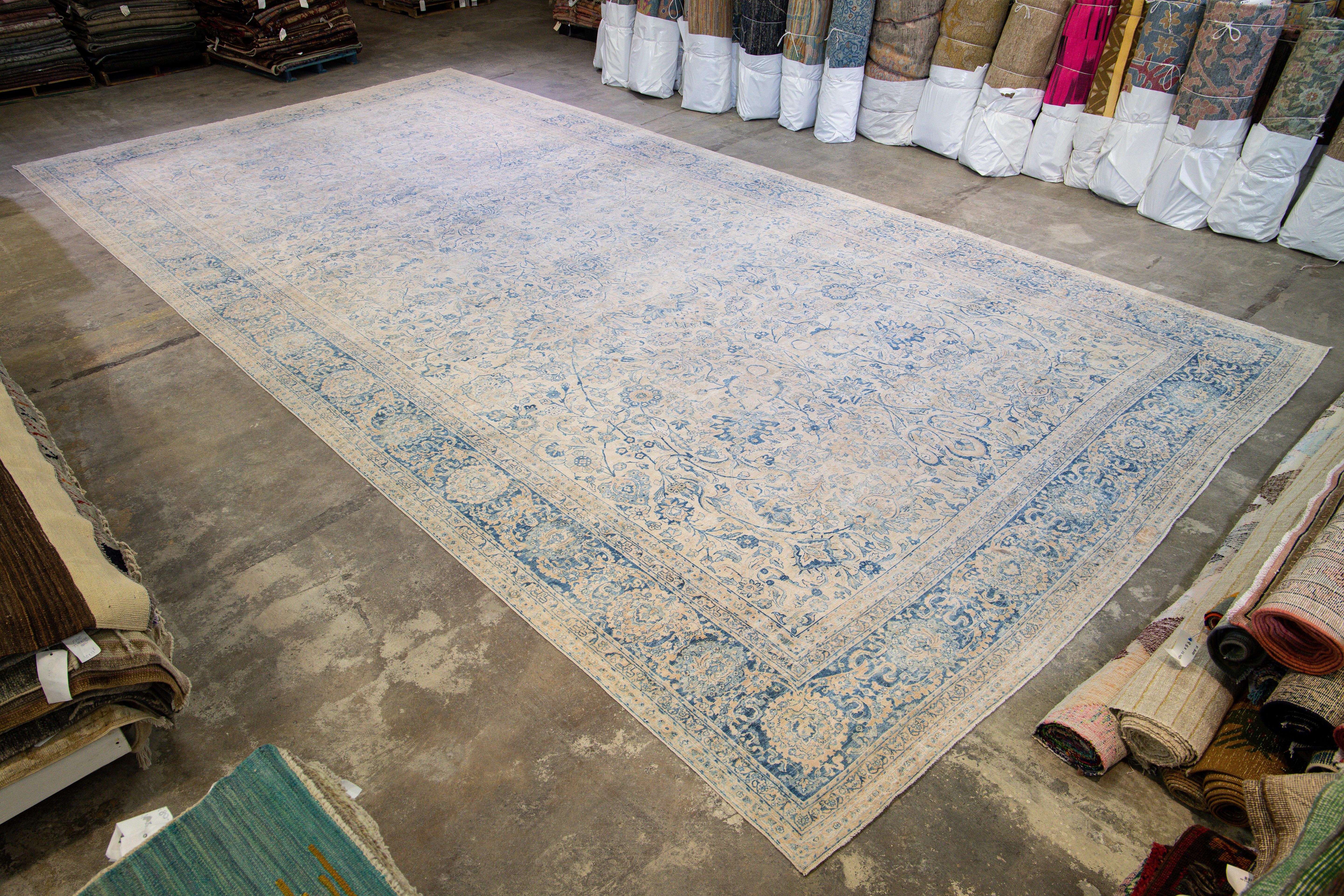 Perse Tapis Kerman long et ancien en laine bleue et beige à motifs botaniques, fabriqué à la main en vente