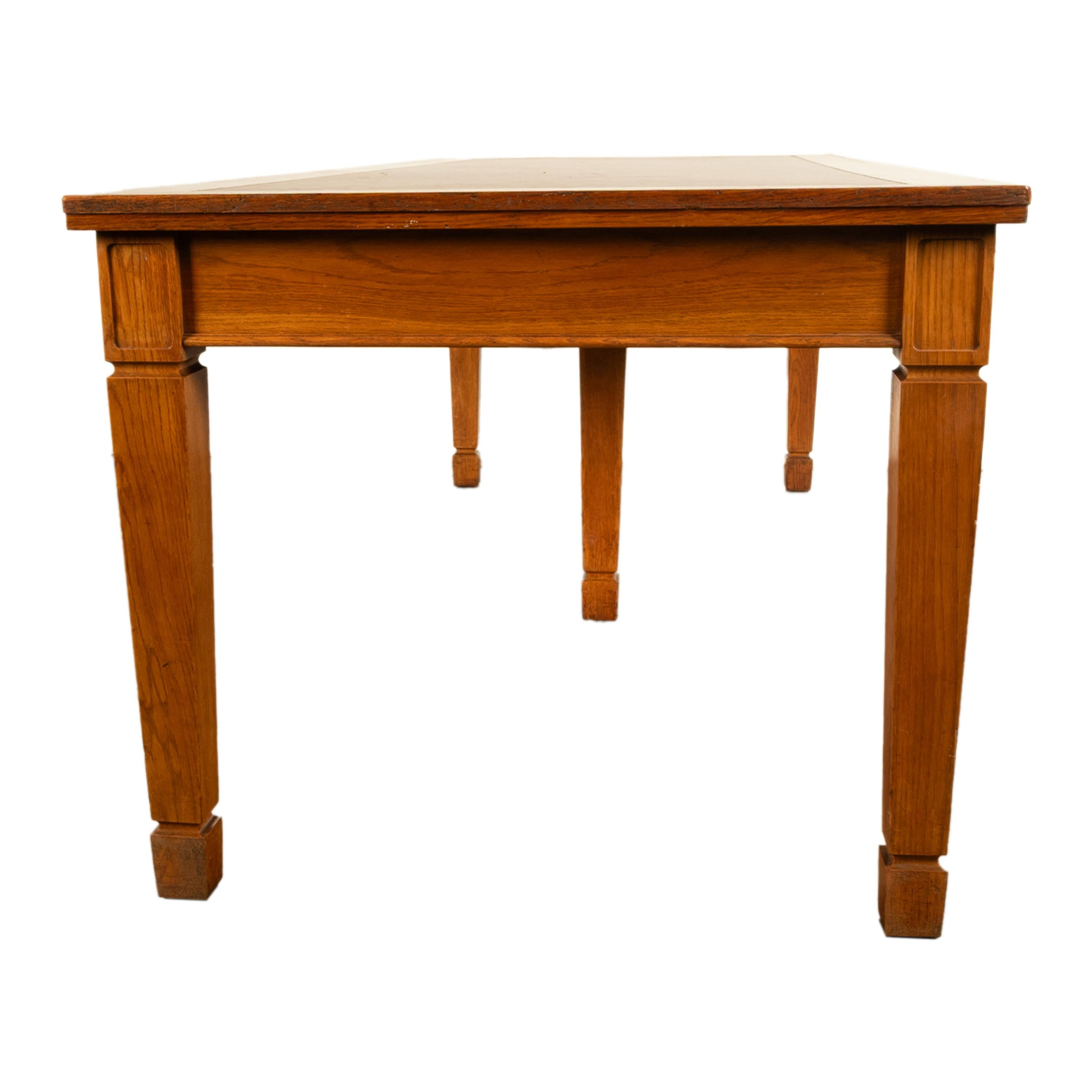 Pelle Tavolo da pranzo lungo in Oak Arts & Crafts a cinque gambe per biblioteca 1900 in vendita