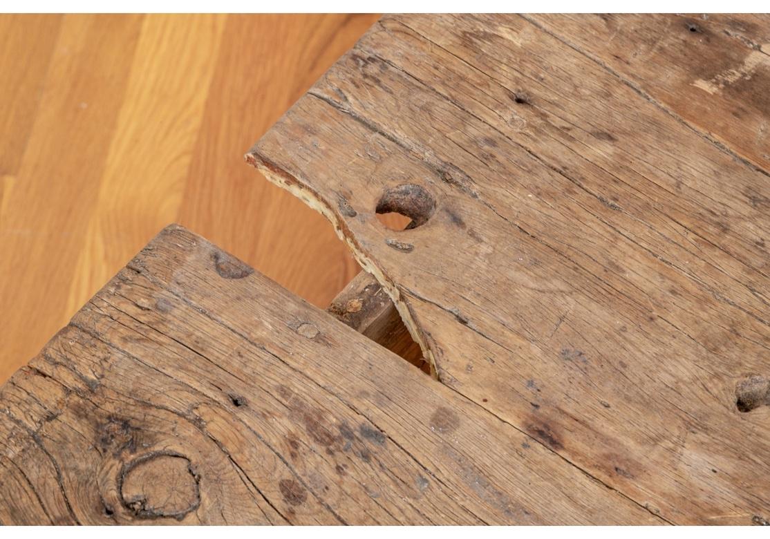 Une fantastique et très solide table du 19ème siècle provenant du Nouveau Mexique avec ses pieds et son tablier d'origine peints en vert profond. Autrefois utilisée comme table de salle à manger, cette table a été transformée en une très longue