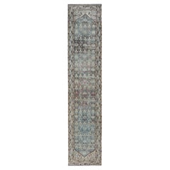 Long chemin de table persan antique Hamedan à design Sub-Geometric avec des motifs rouges et bleus