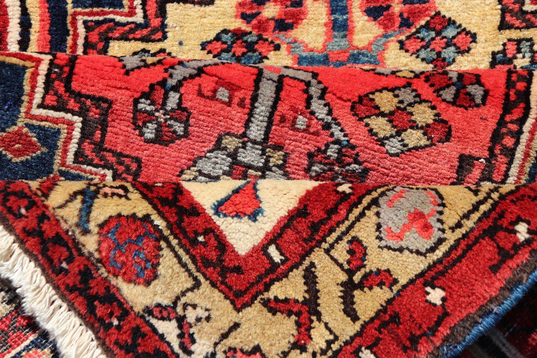Langer antiker persischer Heriz-Läufer mit ganzflächigem subgeometrischem Medaillon-Design im Angebot 4