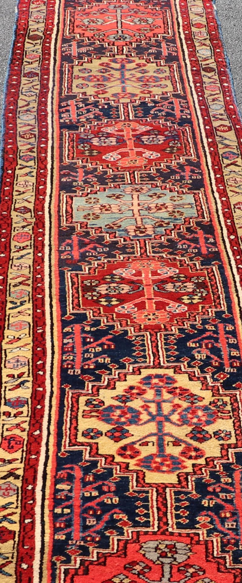 Langer antiker persischer Heriz-Läufer mit ganzflächigem subgeometrischem Medaillon-Design. Keivan Woven Arts / Teppich X23-0818-398, Herkunftsland / Art: Persisch / Heriz, ca. Anfang 20. Jahrhundert.
Maße: 2'8 x 14'8 
Dieser antike persische