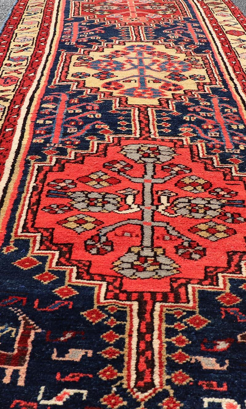 Langer antiker persischer Heriz-Läufer mit ganzflächigem subgeometrischem Medaillon-Design (Heriz Serapi) im Angebot