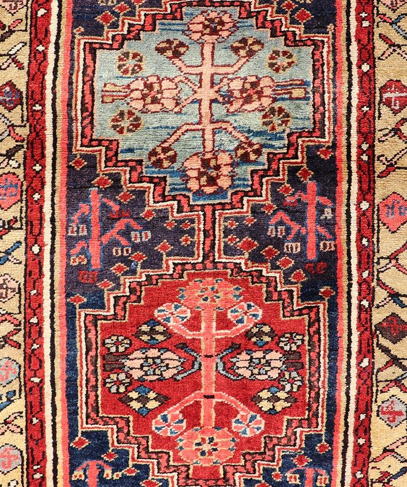 Langer antiker persischer Heriz-Läufer mit ganzflächigem subgeometrischem Medaillon-Design (Handgeknüpft) im Angebot