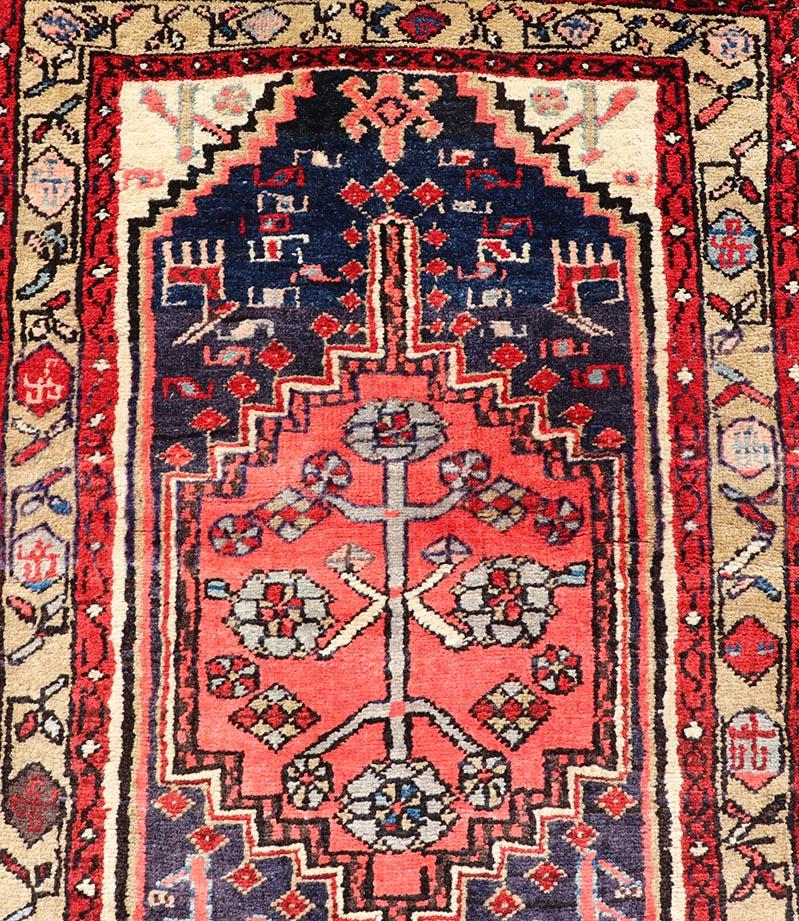 Langer antiker persischer Heriz-Läufer mit ganzflächigem subgeometrischem Medaillon-Design im Zustand „Gut“ im Angebot in Atlanta, GA