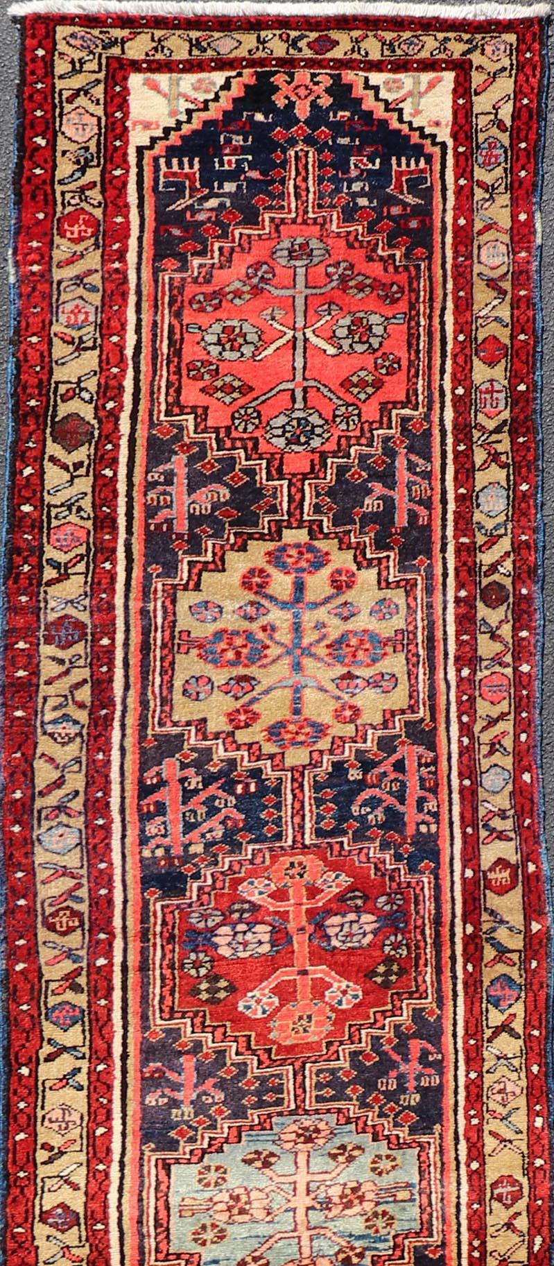 Langer antiker persischer Heriz-Läufer mit ganzflächigem subgeometrischem Medaillon-Design (Wolle) im Angebot