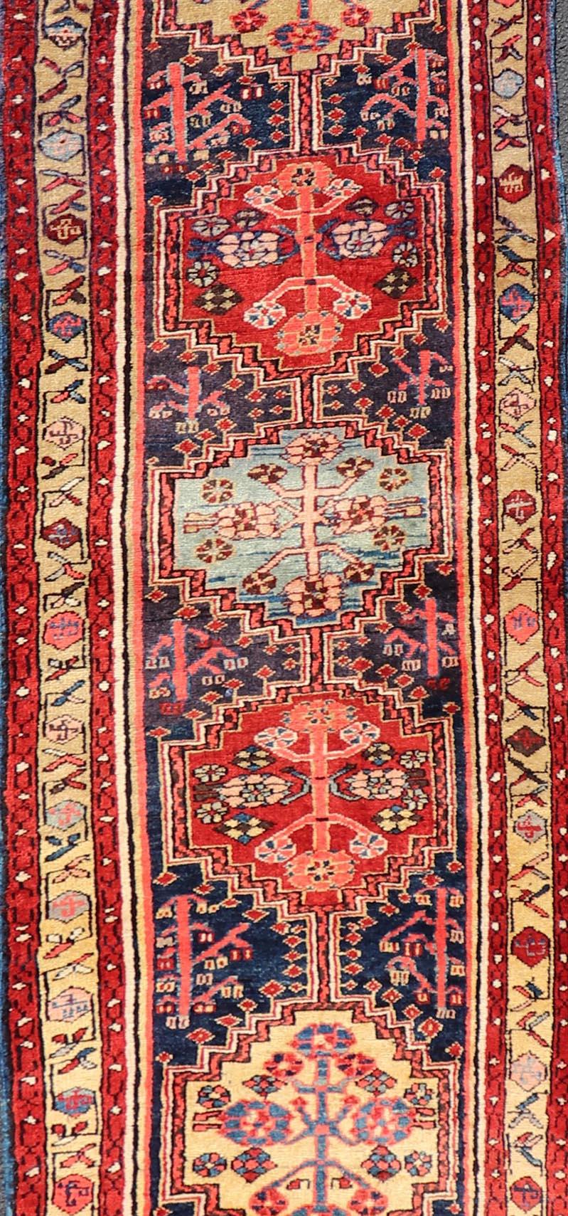 Langer antiker persischer Heriz-Läufer mit ganzflächigem subgeometrischem Medaillon-Design im Angebot 1