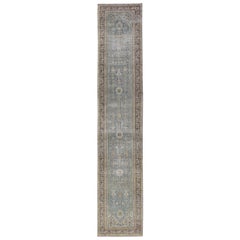 Langer antiker persischer Malayer-Läufer in Grau, Blau, Grün mit All-Over-Design