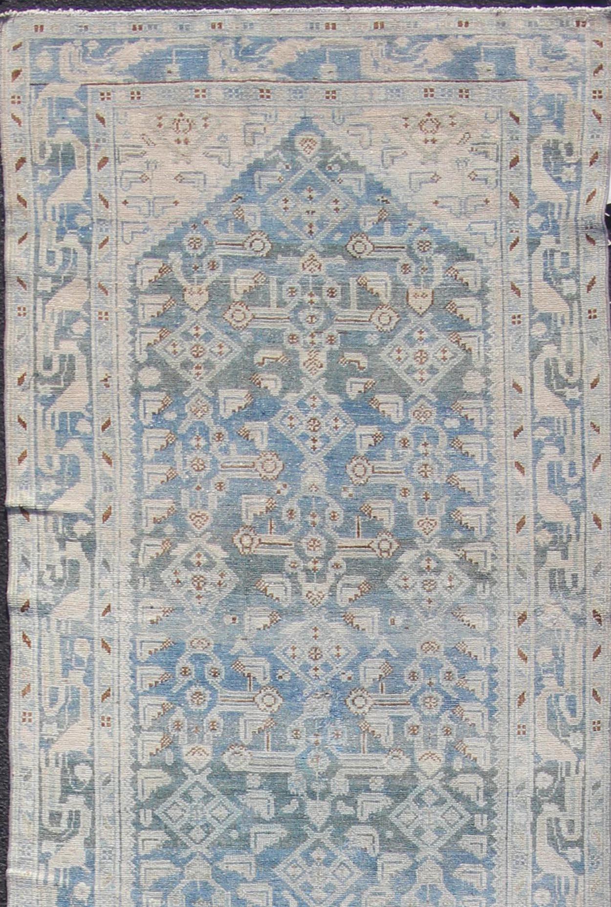 Heller blauer und neutraler langer antiker persischer Malayer-Läufer mit subgeometrischem Herati-Muster. Aufwändig gestalteter antiker Malayer-Läufer in hellen Tönen, Teppich EN-179395, Herkunftsland / Art: Iran / Malayer, um 1920

Dieser
