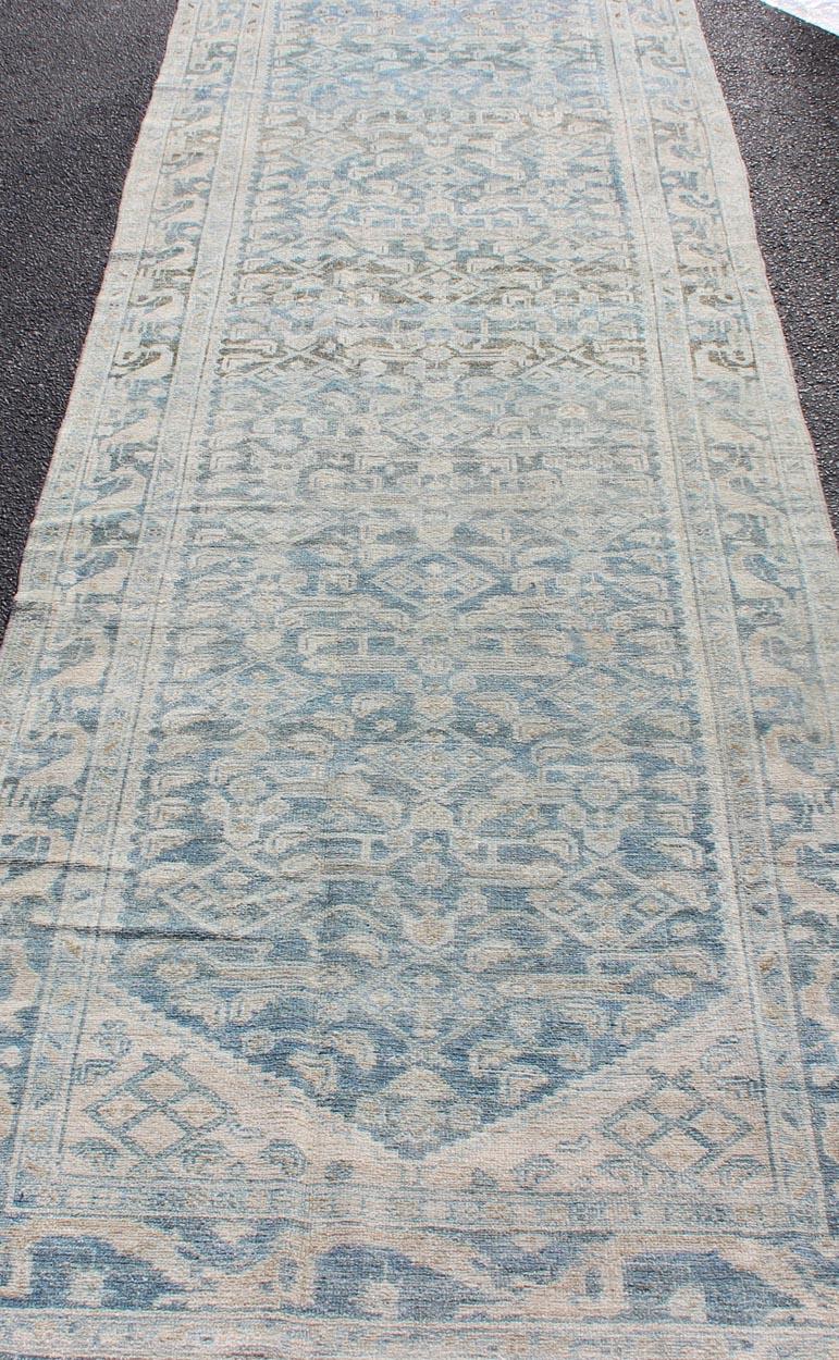 Langer antiker persischer Malayer-Läufer mit Herati-Muster in zartem Blau im Zustand „Gut“ im Angebot in Atlanta, GA