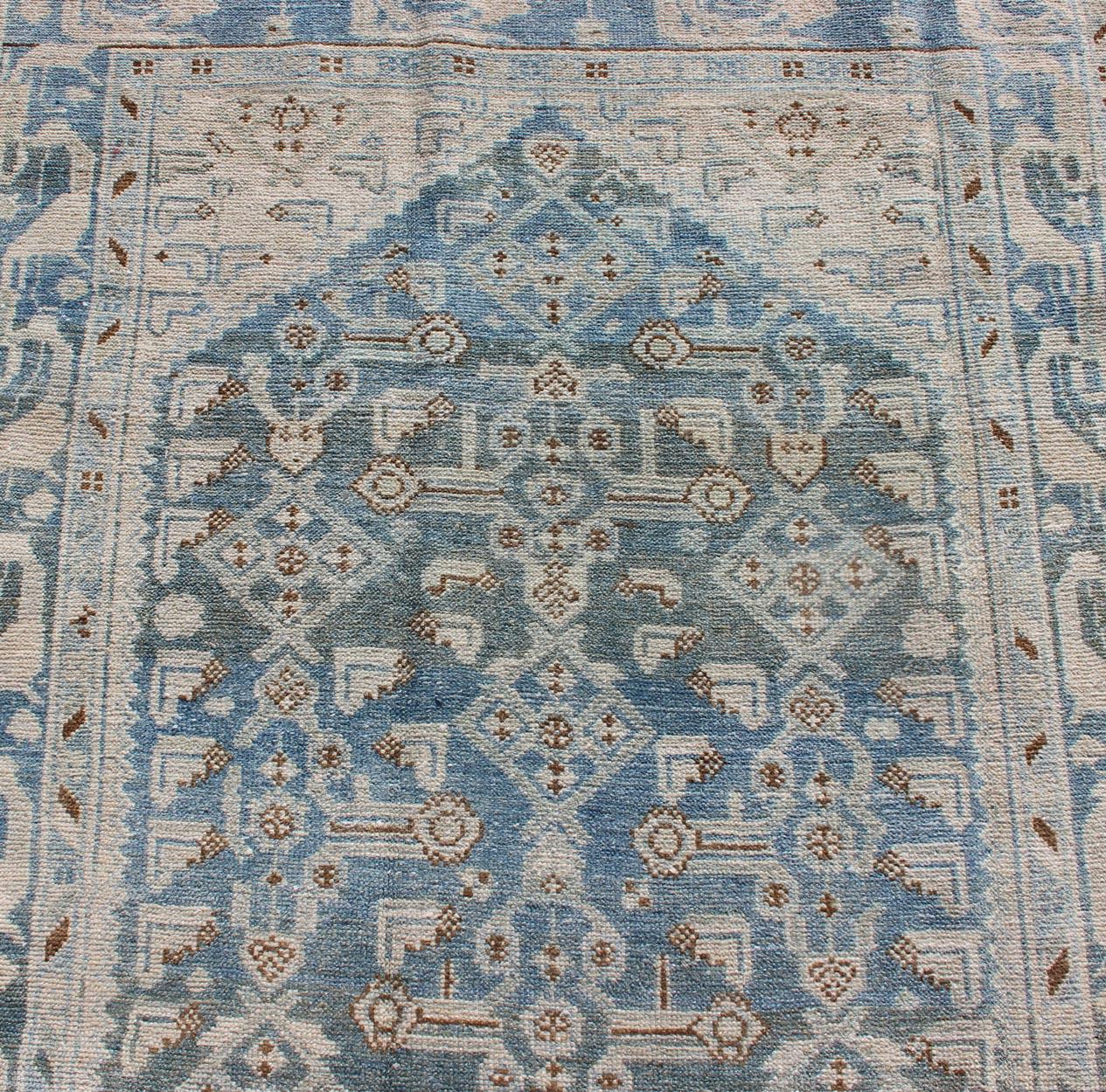Langer antiker persischer Malayer-Läufer mit Herati-Muster in zartem Blau im Angebot 1