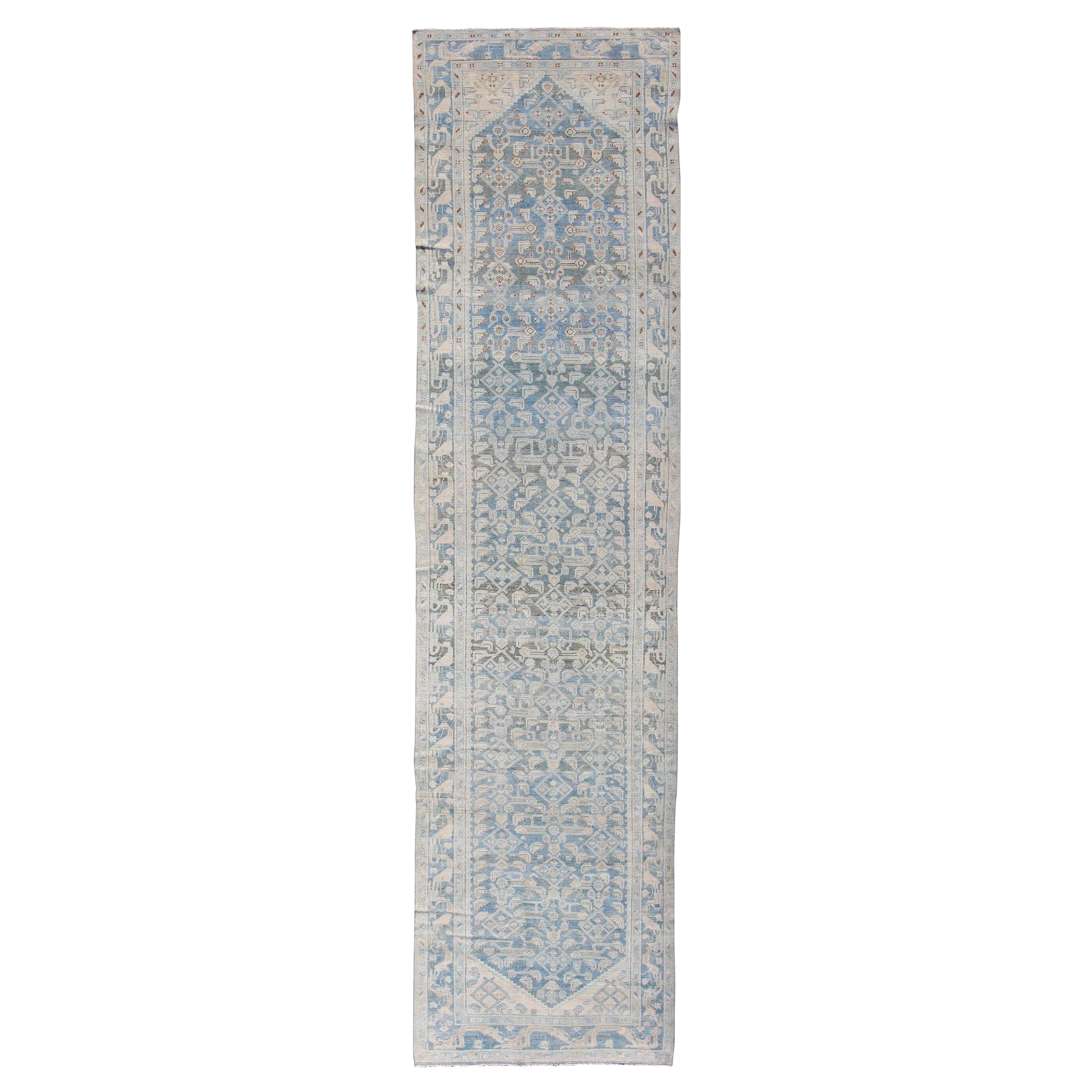 Long tapis de couloir persan ancien Malayer avec motif Herati sur toute sa surface en bleu doux