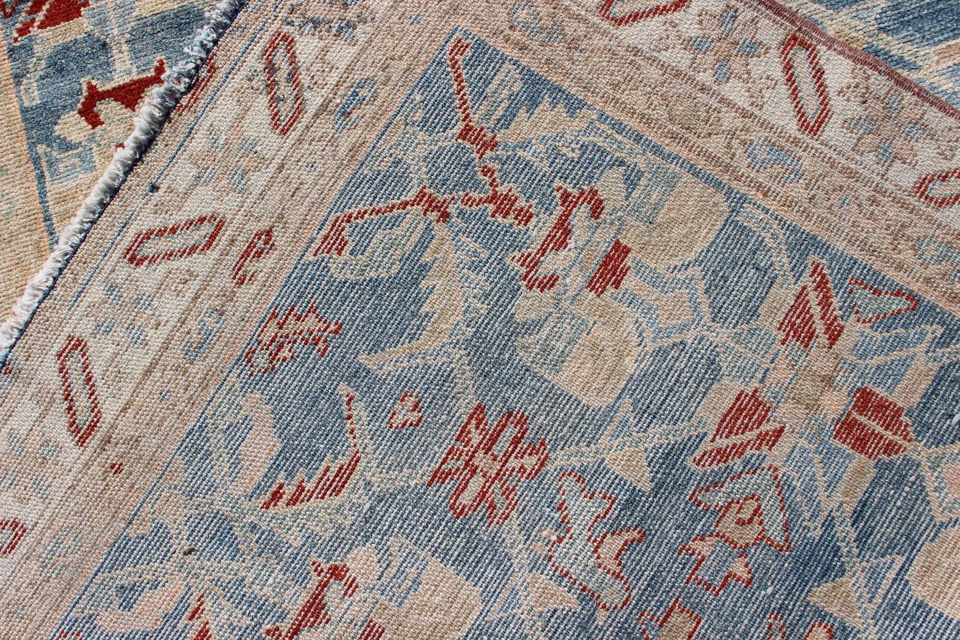 Long tapis de couloir persan ancien Malayer avec motif répétitif en bleu, rouge et beige en vente 3