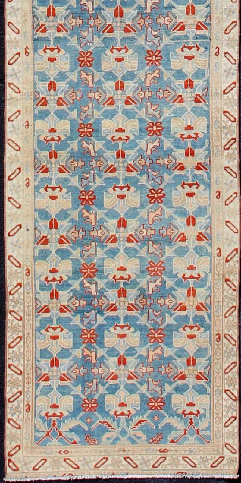 Bleu, rouge, et nude Antique Malayer long runner from Persia with all-over repeating design, rug sk-7467, country of origin / type : Iran / Malayer, circa 1910.l

Ce magnifique long tapis persan Malayer (vers 1910) présente un magnifique motif
