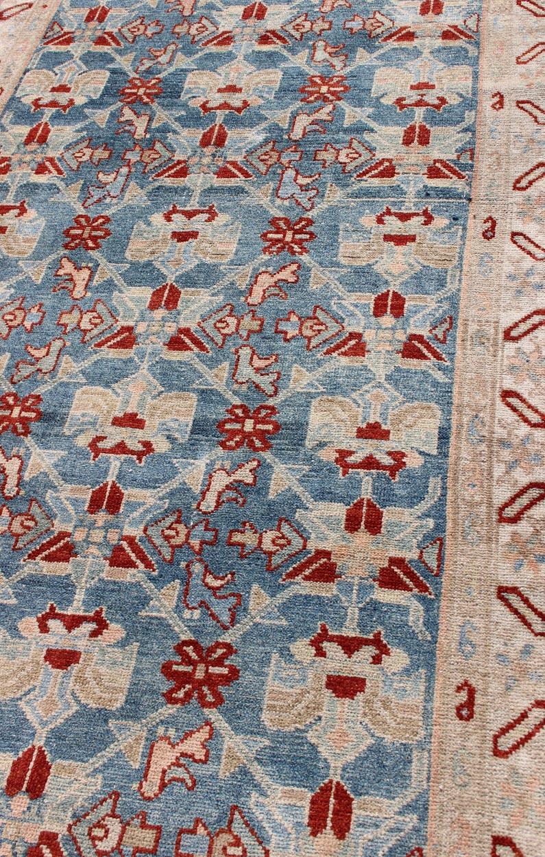 Début du 20ème siècle Long tapis de couloir persan ancien Malayer avec motif répétitif en bleu, rouge et beige en vente
