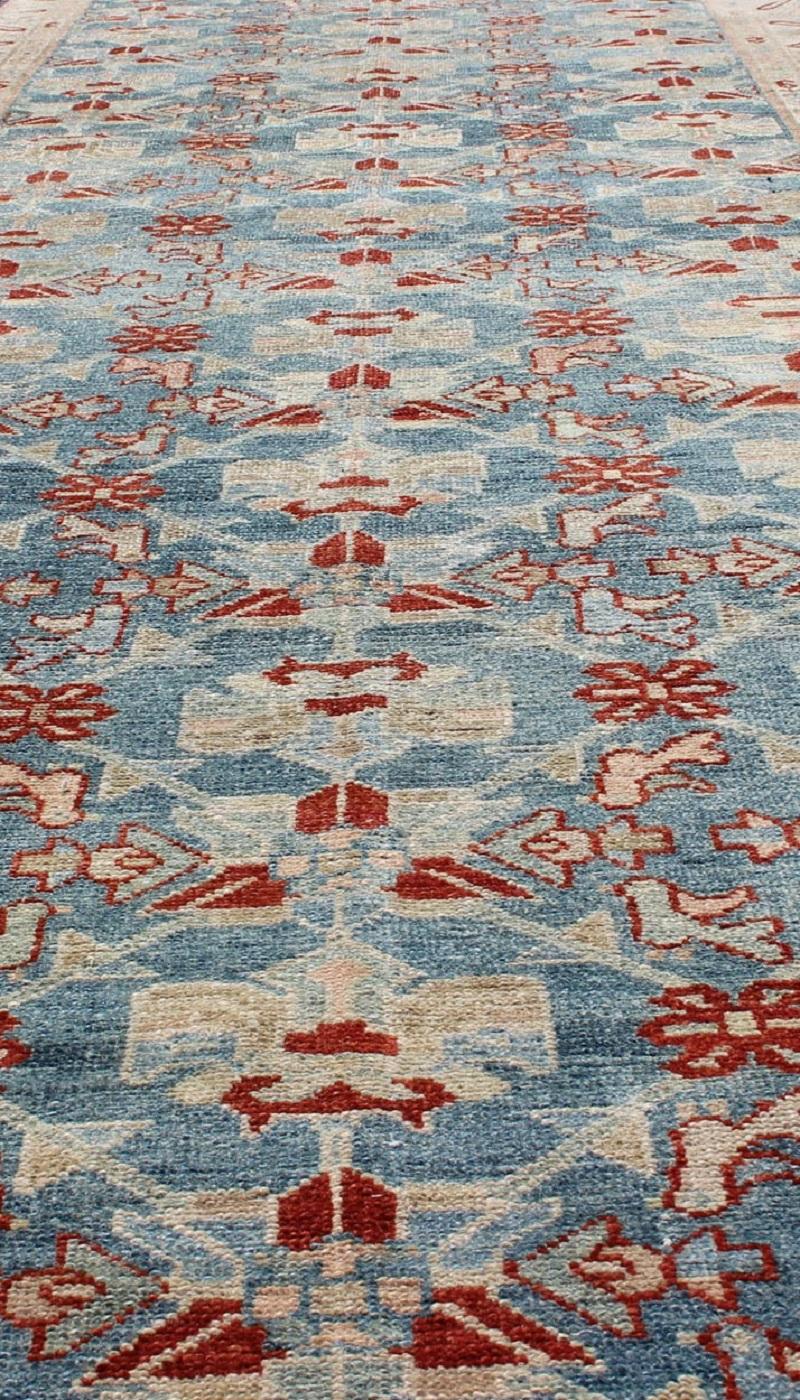 Laine Long tapis de couloir persan ancien Malayer avec motif répétitif en bleu, rouge et beige en vente