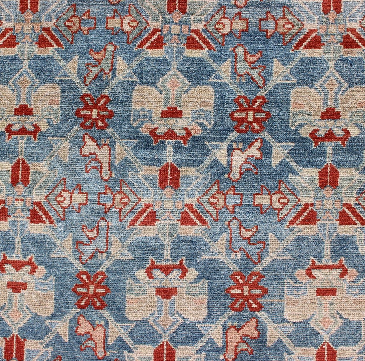 Long tapis de couloir persan ancien Malayer avec motif répétitif en bleu, rouge et beige en vente 1