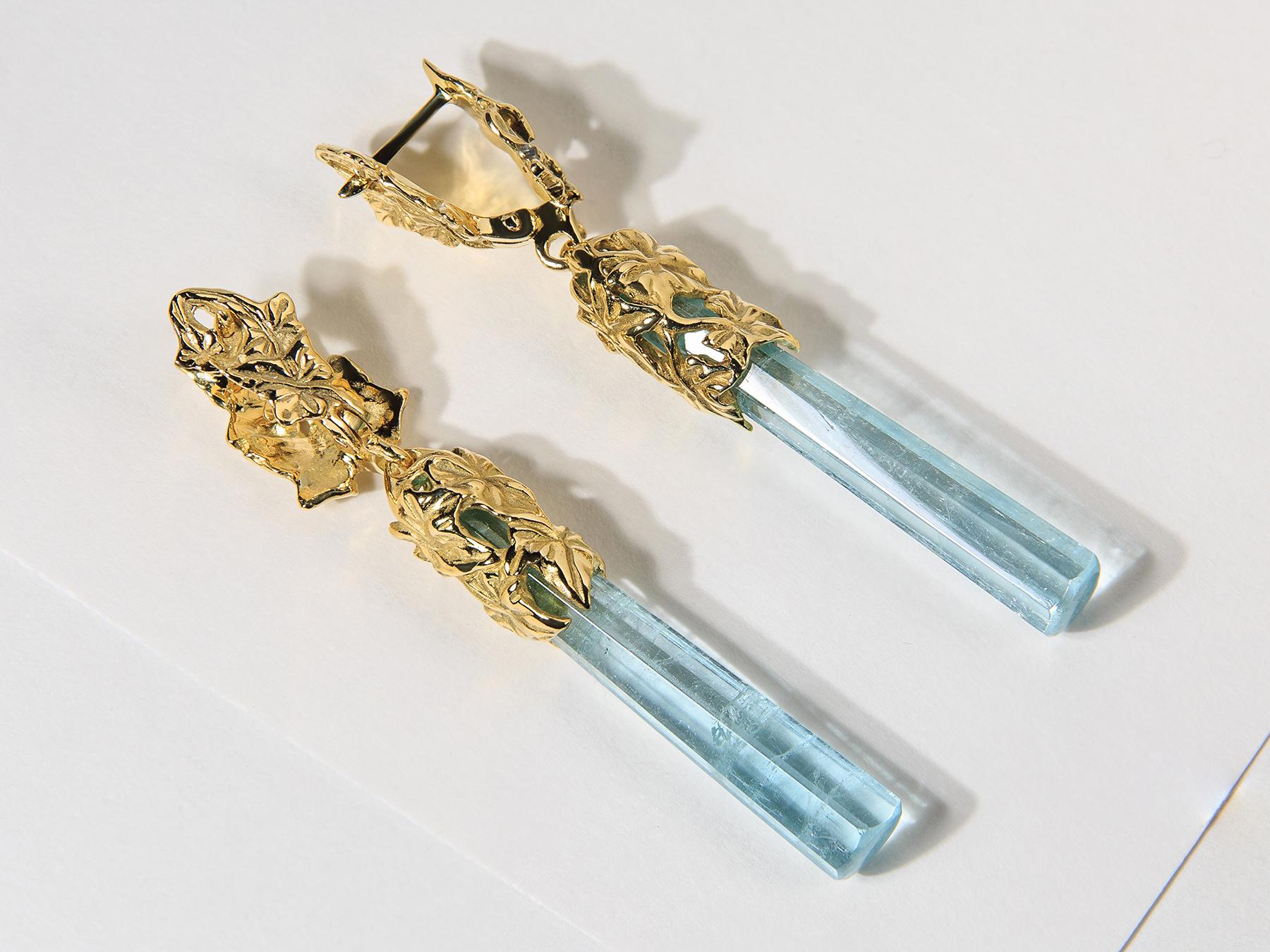 Lange Aquamarin-Ohrringe in Gold mit Efeu im griechischen Göttin-Stil Blauer Beryll (Ungeschliffen) im Angebot