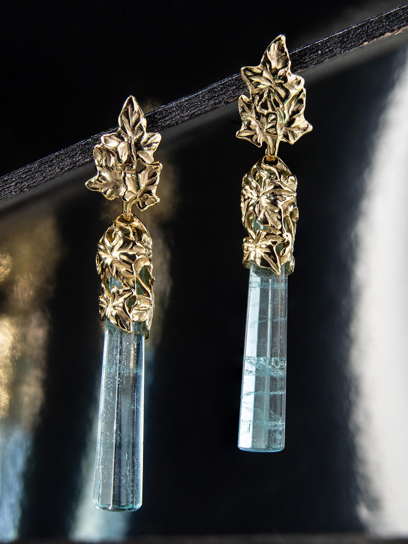 Lange Aquamarin-Ohrringe in Gold mit Efeu im griechischen Göttin-Stil Blauer Beryll für Damen oder Herren im Angebot
