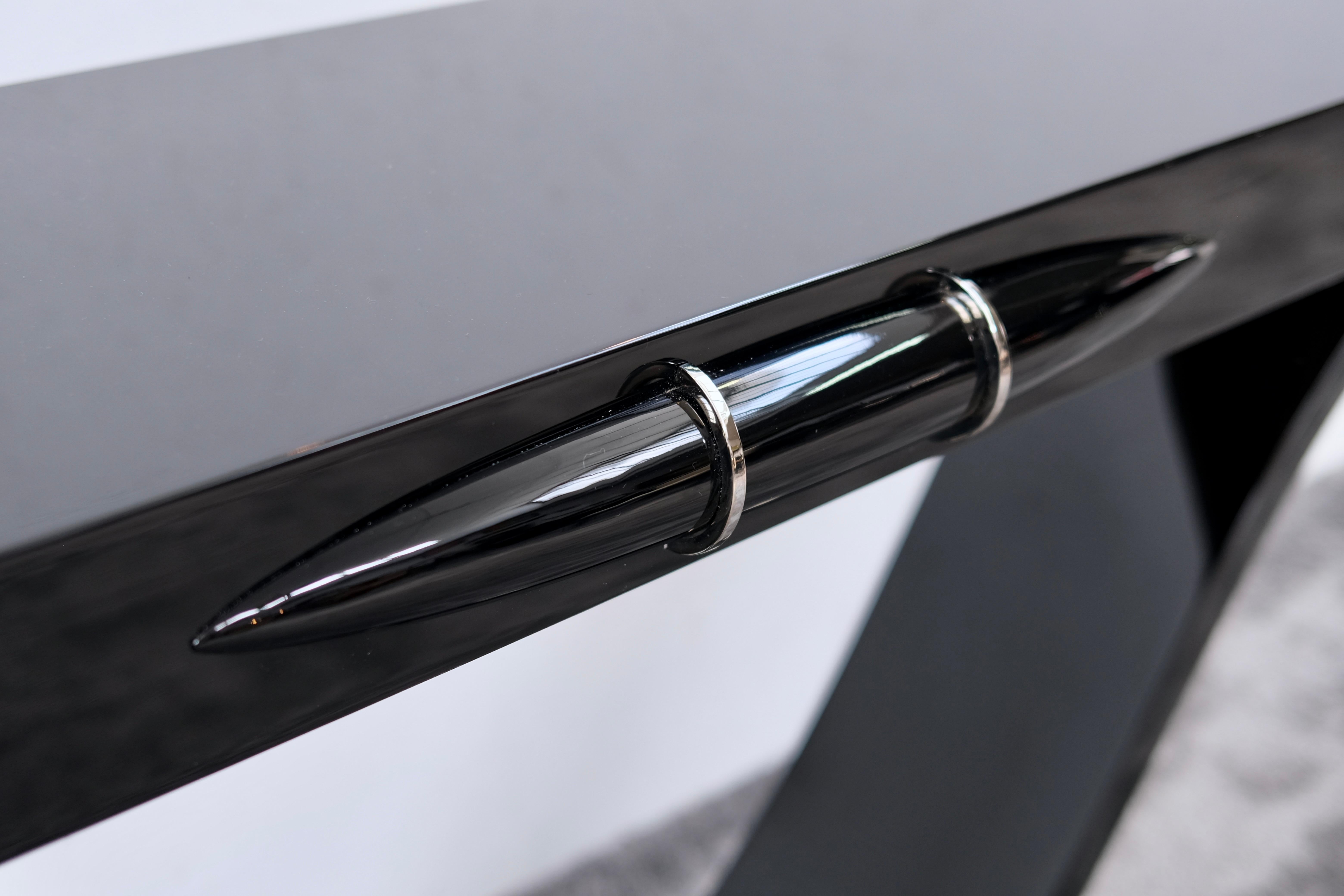 Long Art Deco Console Table in Black Lacquer with Curved Base and Nickel Accents In Good Condition For Sale In Ulm, DE