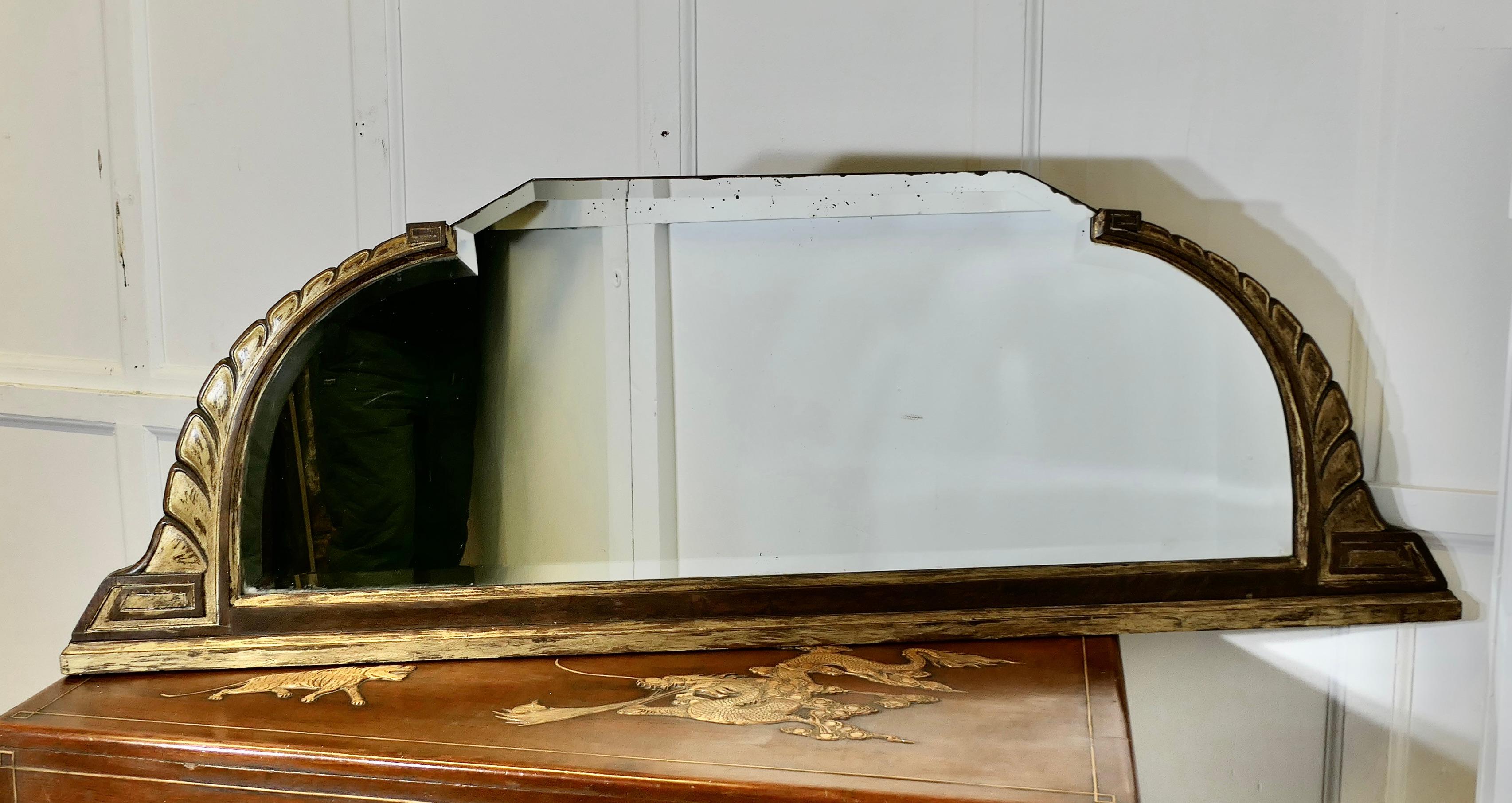 Specchio lungo in stile Deco Mirror  

Questo elegante specchio è incastonato in una cornice in legno d'orato. La cornice è aperta nella parte superiore e mostra la smussatura angolare dello specchio.

Questo è  è un pezzo molto raro e funzionerebbe