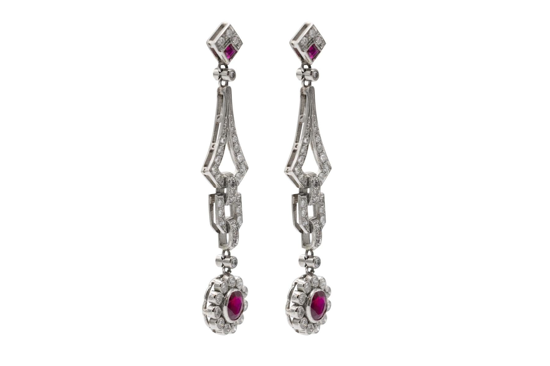 Boucles d'oreilles d'une élégance exceptionnelle avec un design géométrique en platine rappelant le style Art Deco, surmonté d'un diamant et d'un rubis cramoisi en forme de fleur.

Les boucles d'oreilles sont en platine 0,900.

Origine : Europe