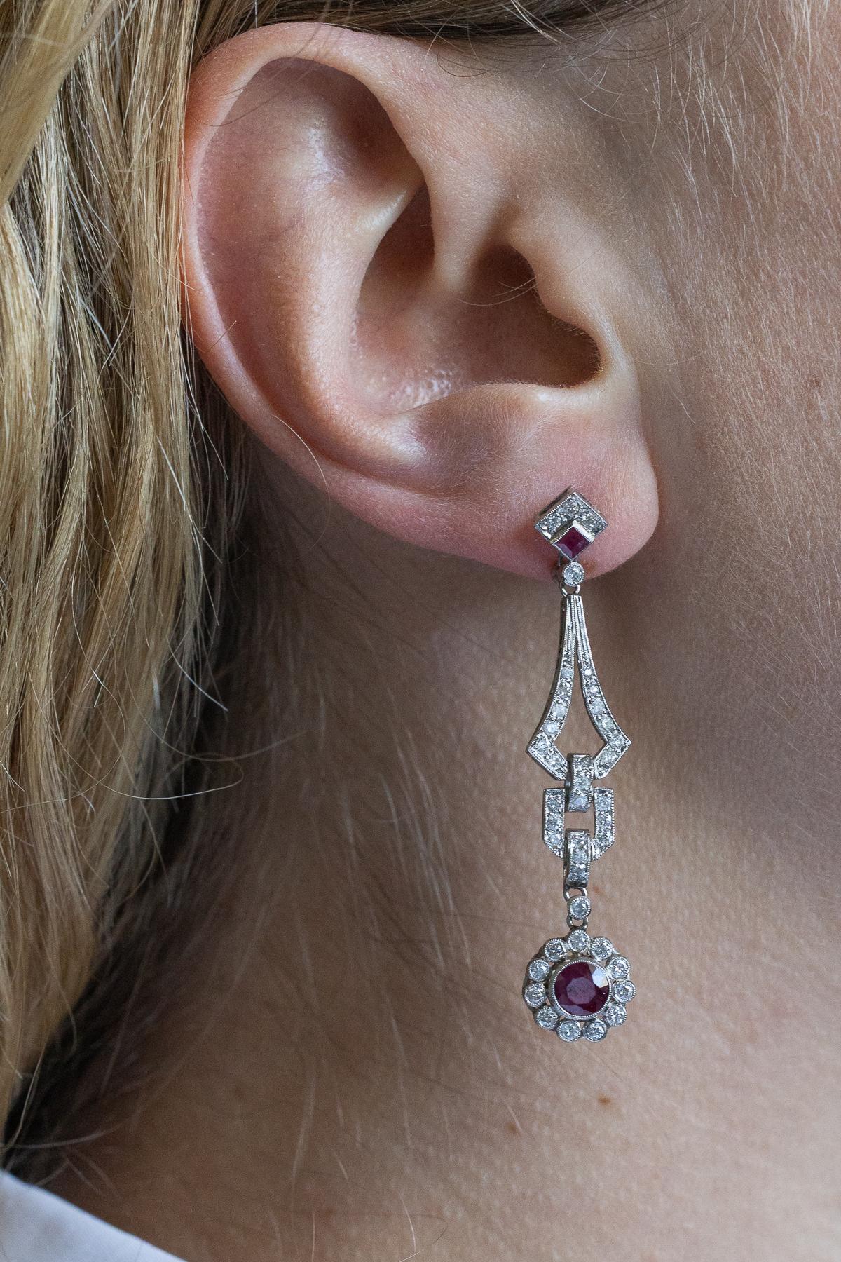 Art déco Longues boucles d'oreilles Art Deco en platine avec rubis et diamants 1.60ct en vente
