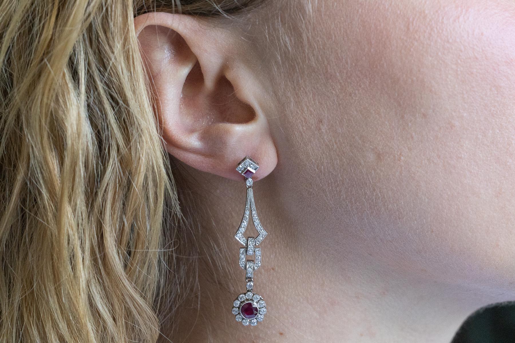 Longues boucles d'oreilles Art Deco en platine avec rubis et diamants 1.60ct en vente 1