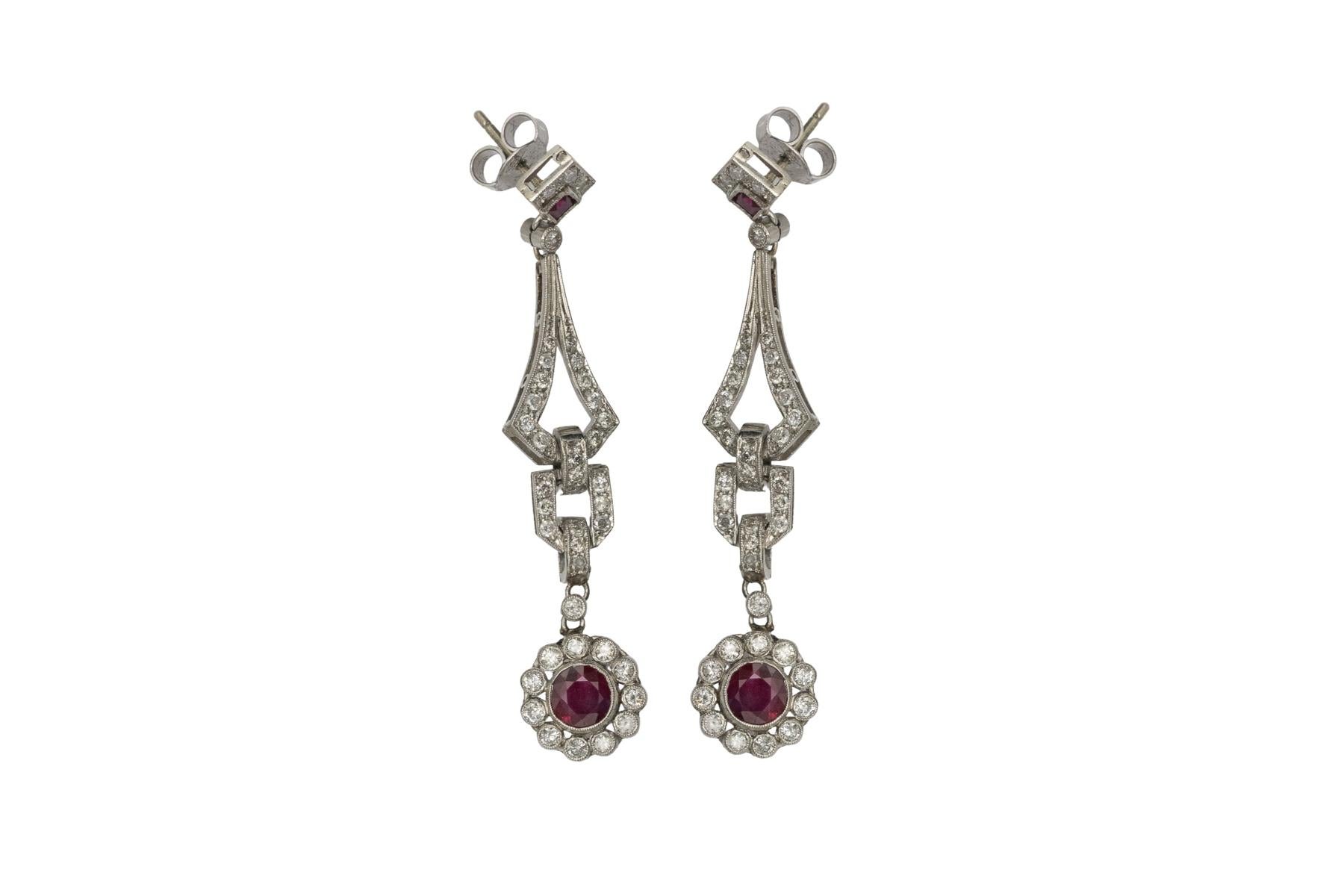 Longues boucles d'oreilles Art Deco en platine avec rubis et diamants 1.60ct en vente 2
