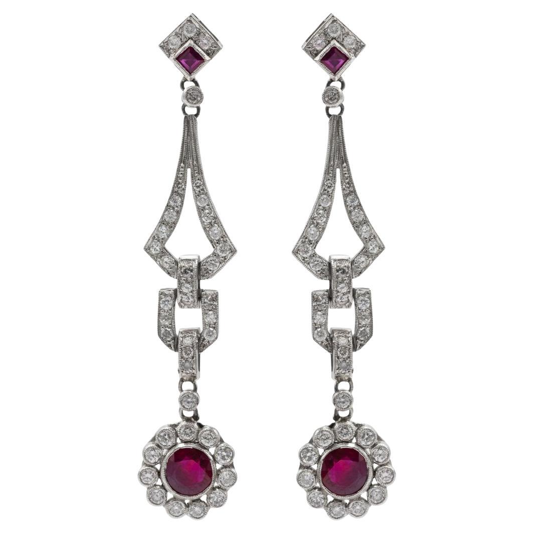 Longues boucles d'oreilles Art Deco en platine avec rubis et diamants 1.60ct en vente